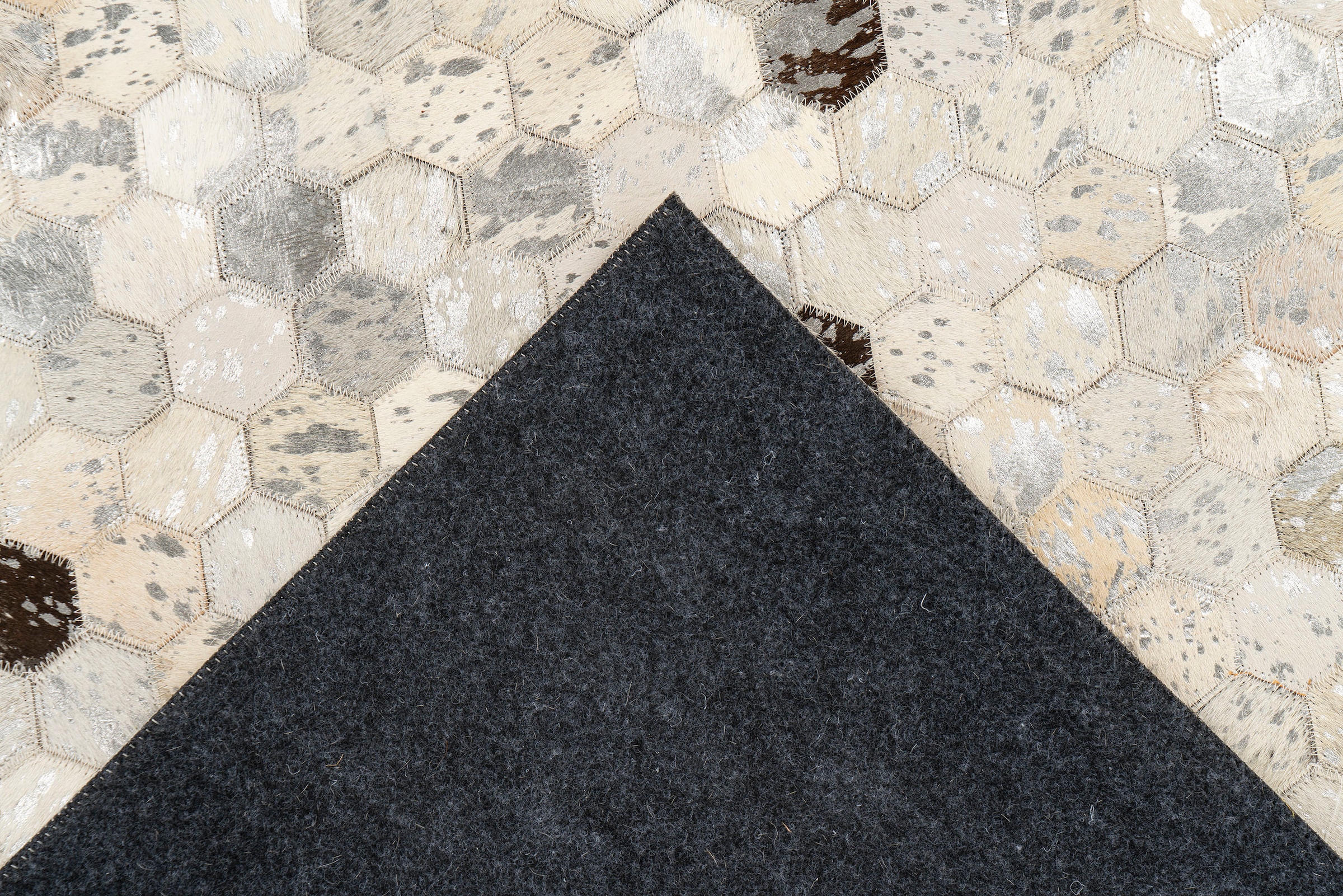 Kayoom Lederteppich »Ravi 400 - Fellteppich«, rechteckig, 8 mm Höhe, metallische Effekte, Patchwork Dessin, Rindsfell mit Wollrücken