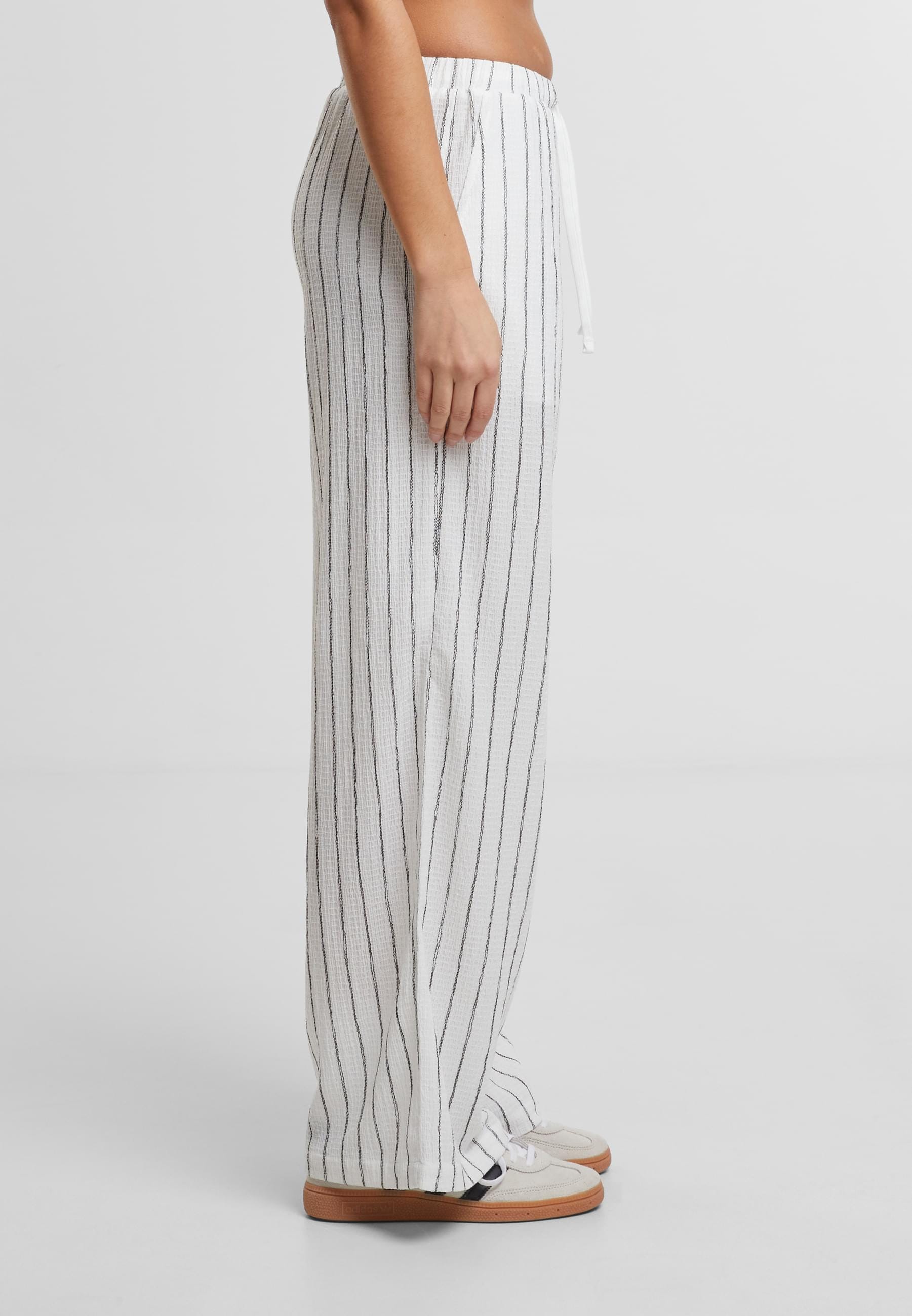 URBAN CLASSICS Stoffhose »Urban Classics Ladies Structured Striped Relaxed Fit Pants«, (1 tlg.)