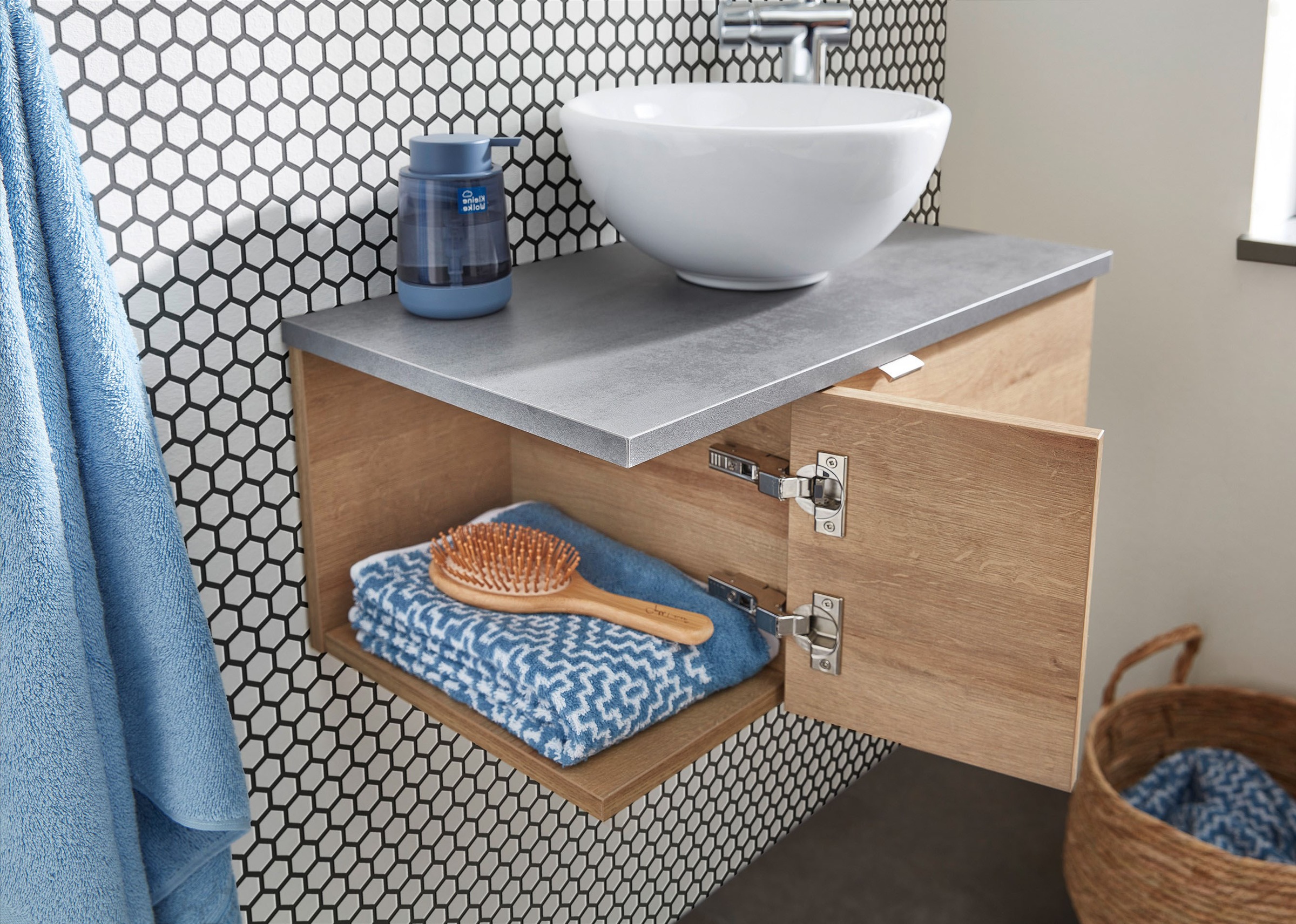 Saphir Badmöbel-Set »Serie 6915«, (4 St.), Gäste-Bad, 70 cm breit, mit LED-Spiegel, offenem Fach und 2 Türen