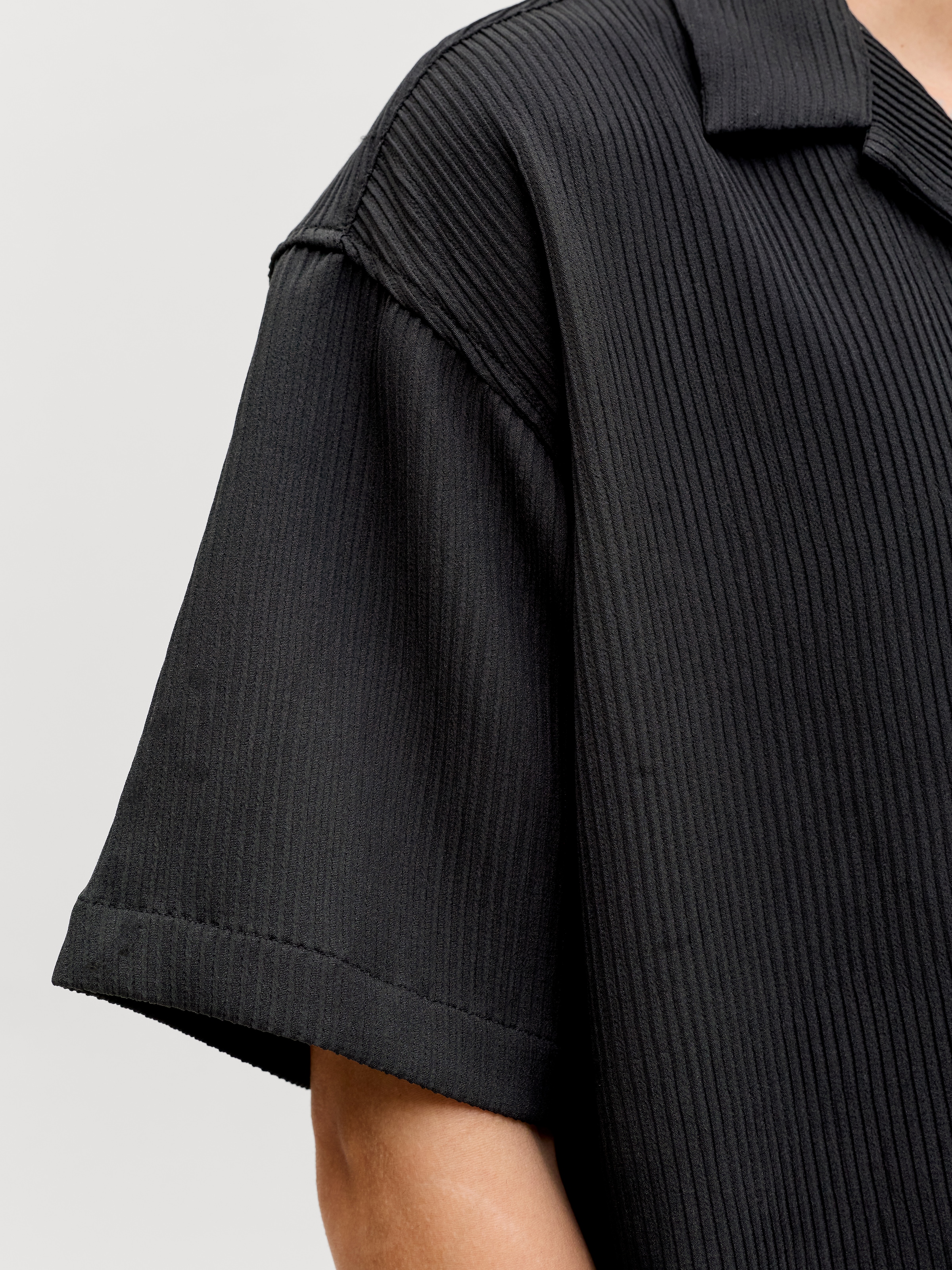 Jack & Jones Kurzarmhemd »JJEHARRISON RESORT SHIRT SS SN« Materialmix mit Stretch, loose fit