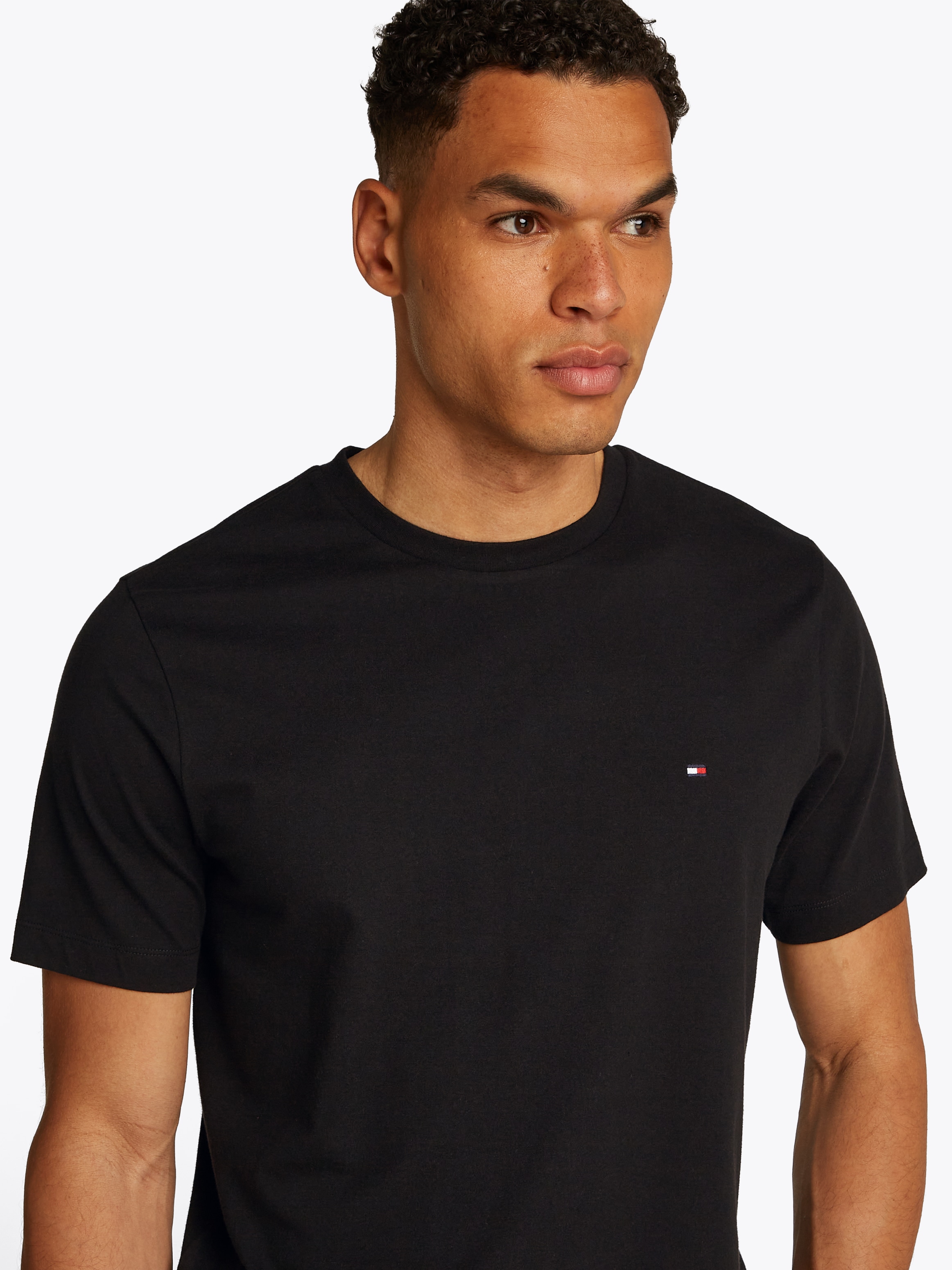 Tommy Hilfiger T-Shirt »ESSENTIAL REG FIT SOLID TEE«, mit Rundhalsausschnitt