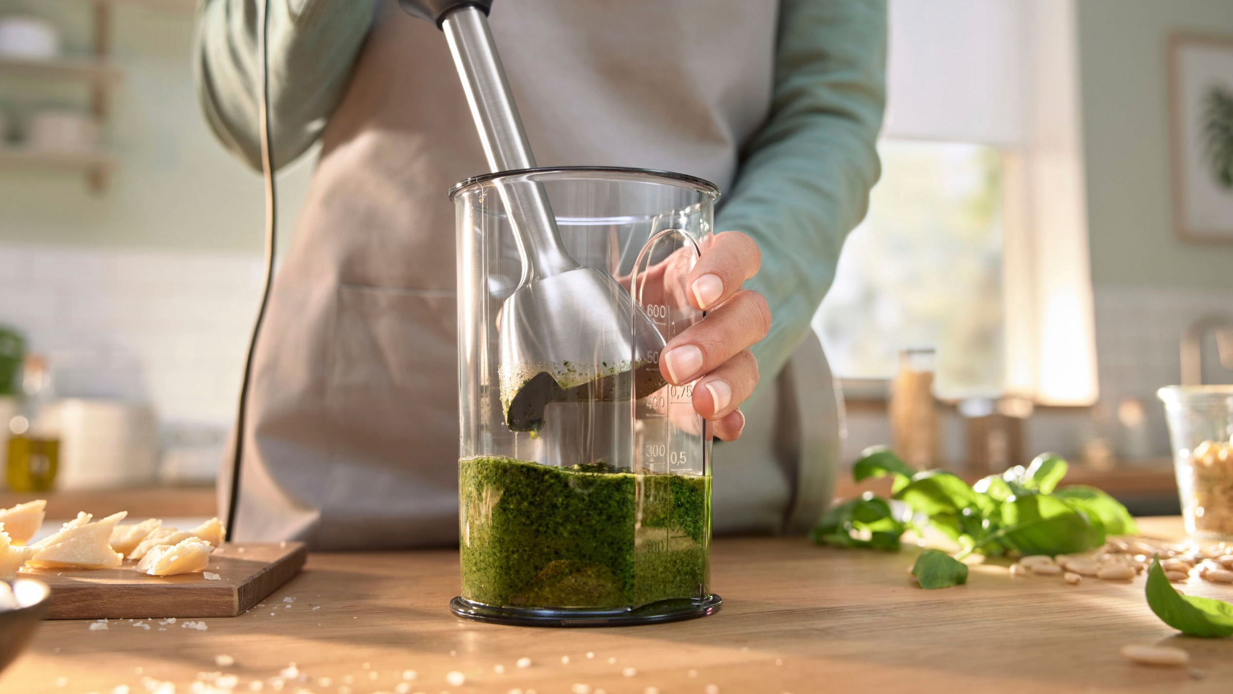 Thumbnail - BOSCH Stabmixer "ErgoMaster Serie 4 MSM4W220, 4 Klingen, Zerkleinerer, Becher, weiß" 600 W Mixfuß Edelstahl, großer Bedi...