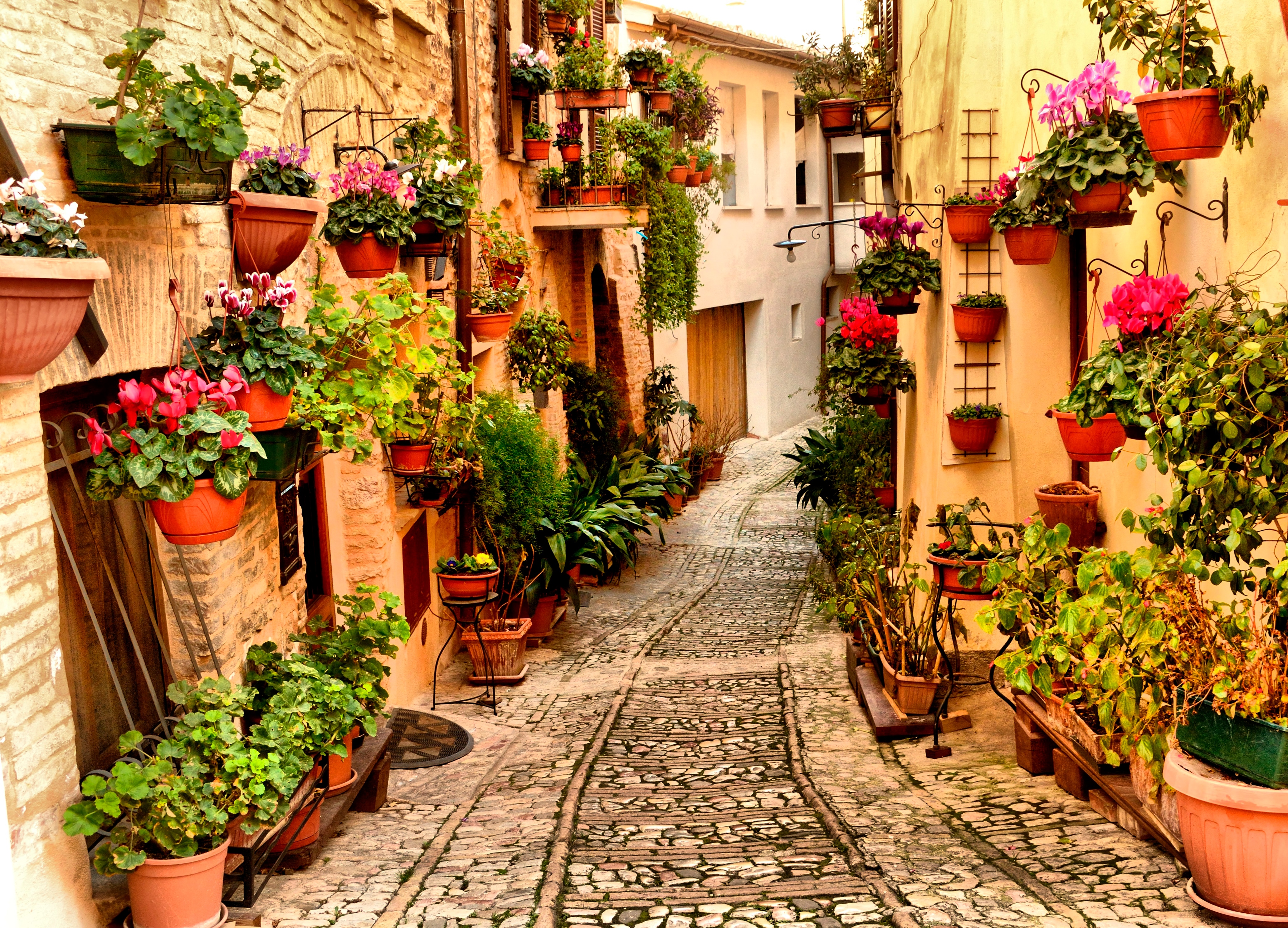 Papermoon Fototapete "Alley in Spello Umbria" glatt