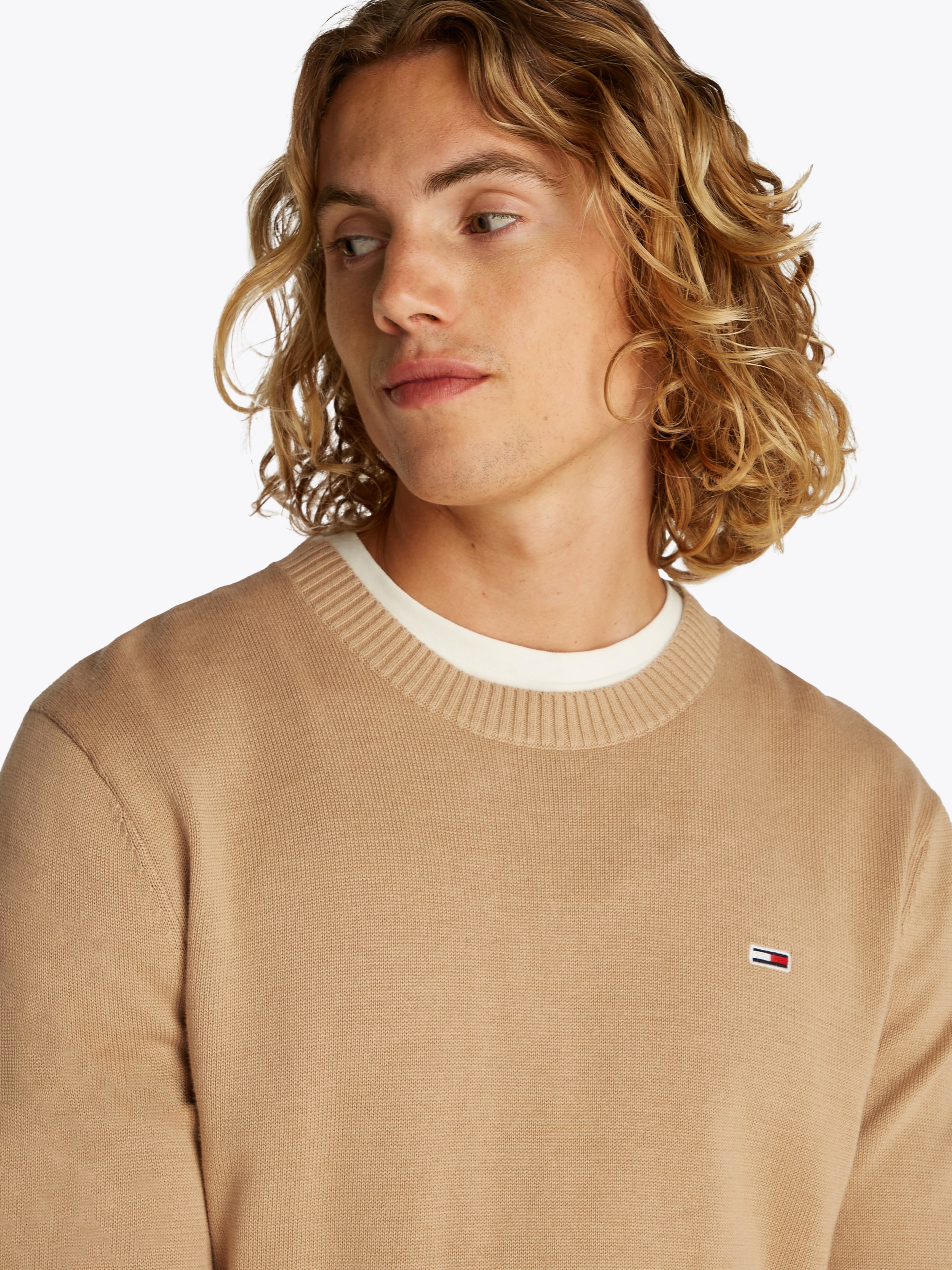Tommy Jeans Rundhalspullover »TJM SLIM ESSENTIAL LIGHT SWEATER«, mit Flag-Patch