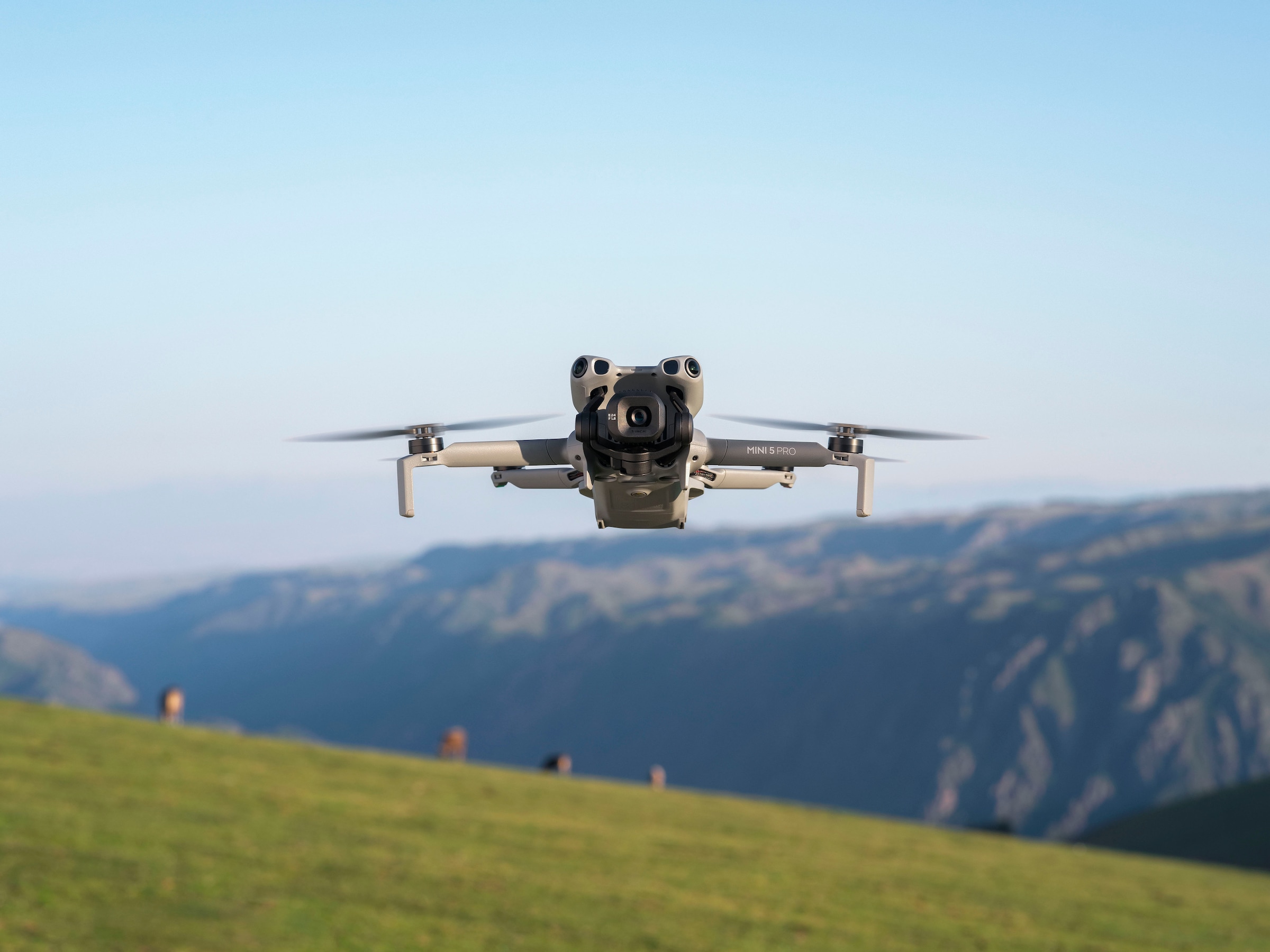 DJI Drohne »Mini 5 Pro Fly More Combo (DJI RC2)«, (Set, DJI RC 2 Fernsteuerung, 3 Akkus, Ladestation, Filterset und Tasche)