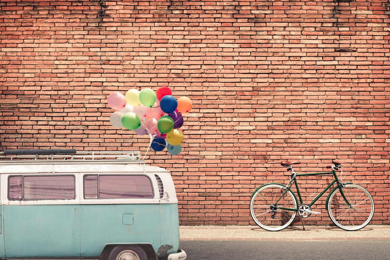 queence Acrylglasbild "Hauswand" Auto  Kunst  Luftballon Fine Art-Print in günstig online kaufen