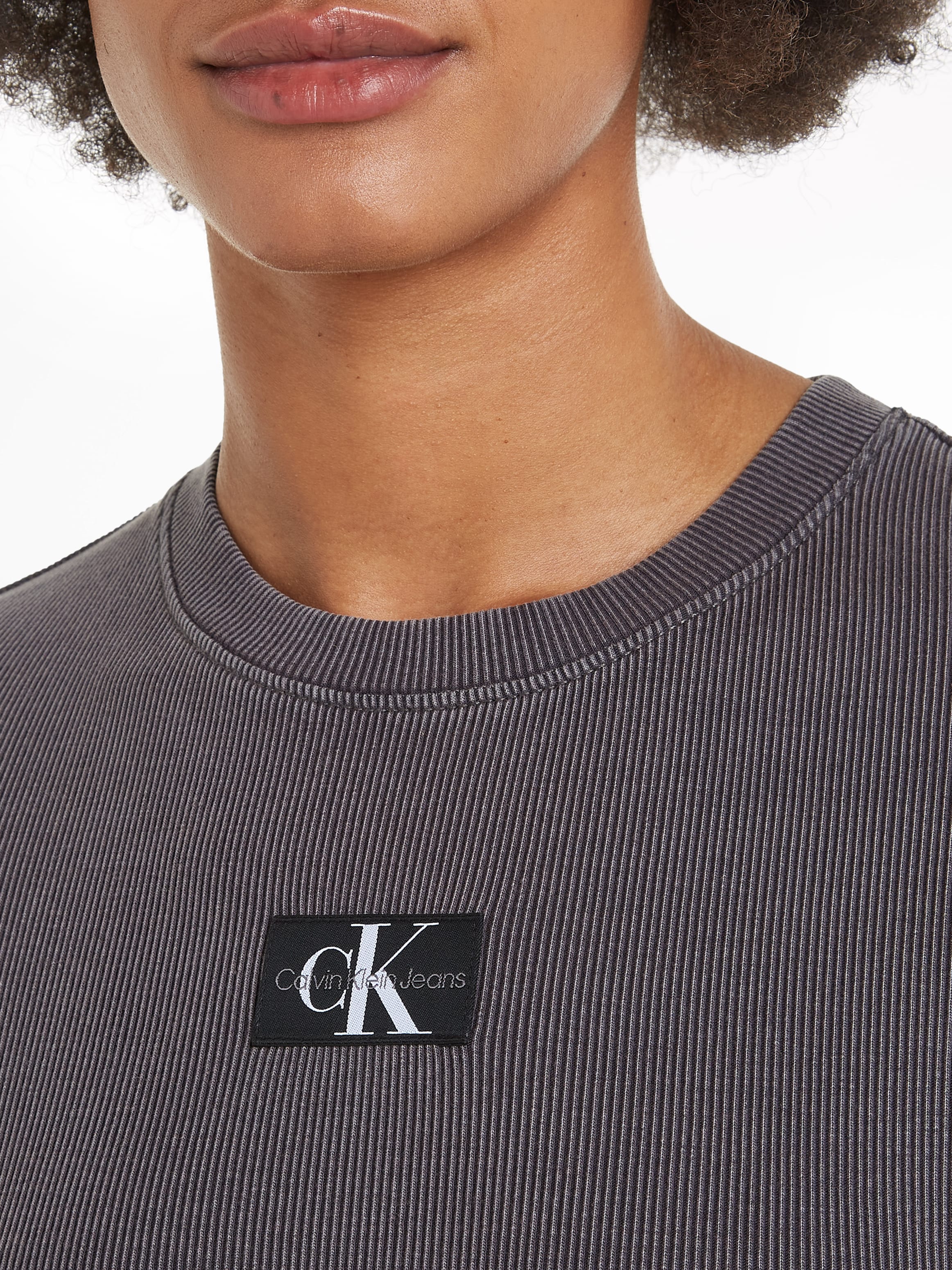 Calvin Klein Jeans T-Shirt »WASHED WOVEN LABEL RIB BABY TEE« mit Logopatch