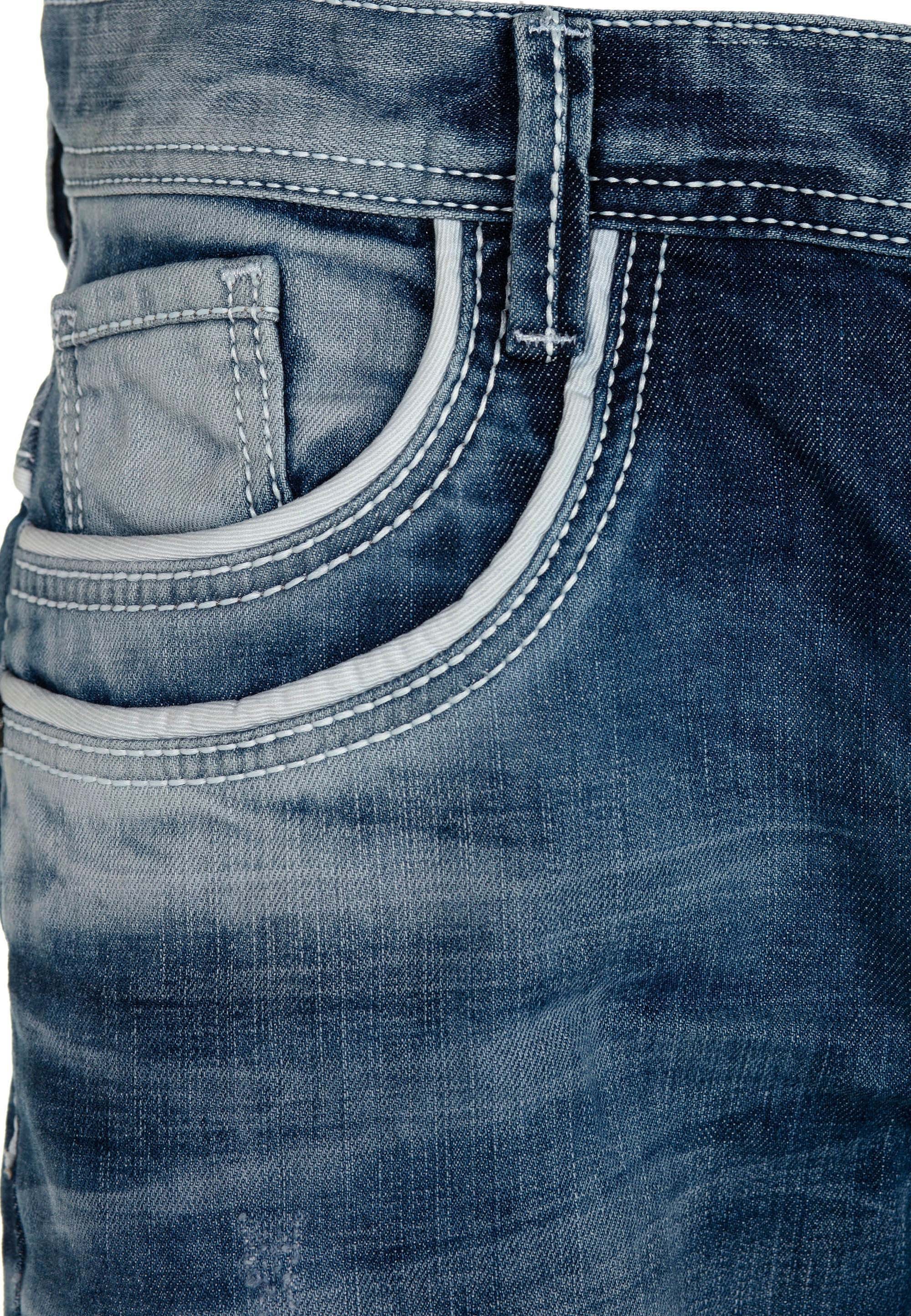 Cipo & Baxx Bequeme Jeans, mit aufgestickten Taschen