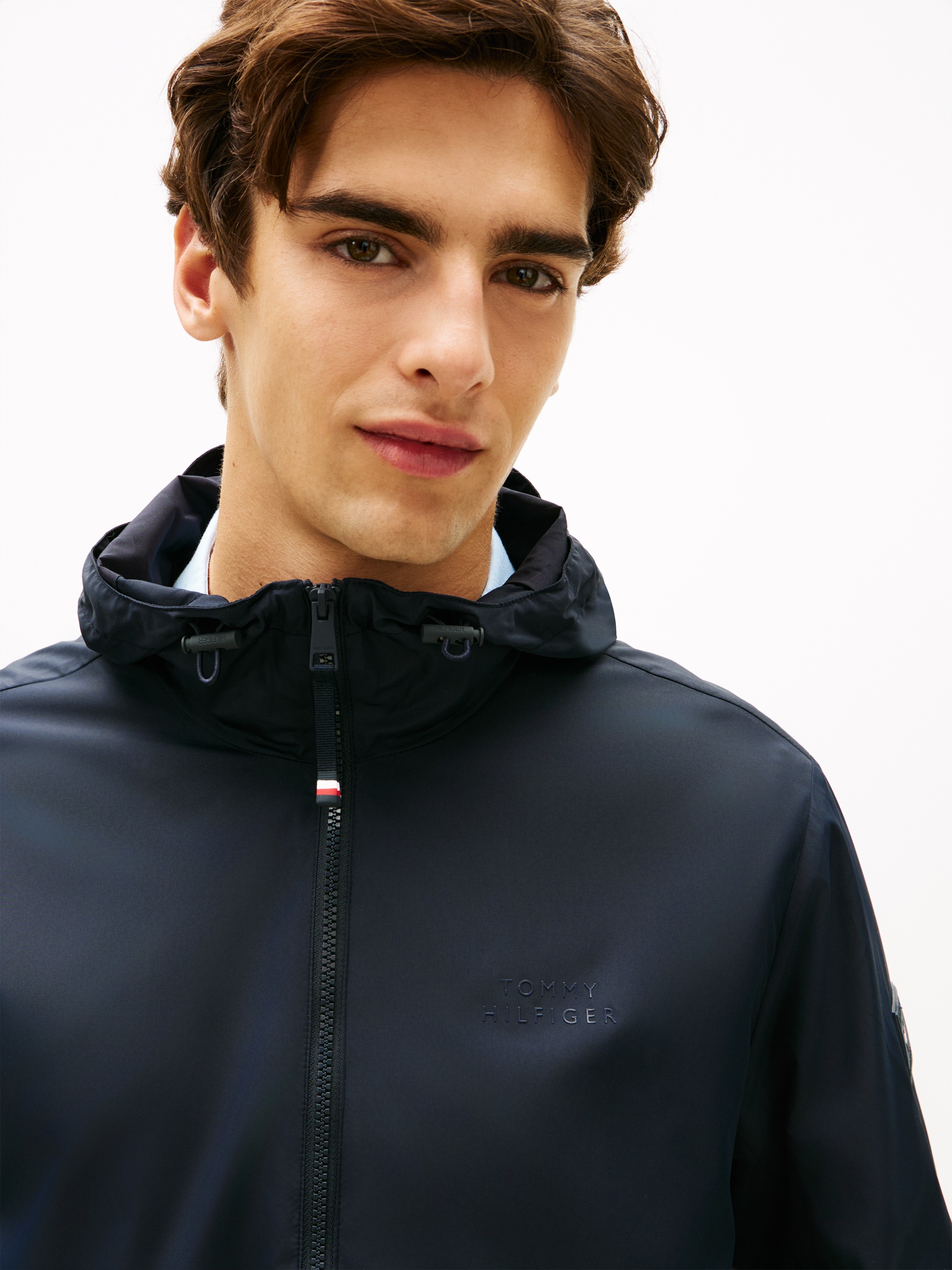 Thumbnail - Tommy Hilfiger Allwetterjacke "BRANDED HOODED" mit Kapuze Windjacke Fahrradjacke Packable Regular fit mit Kapuze