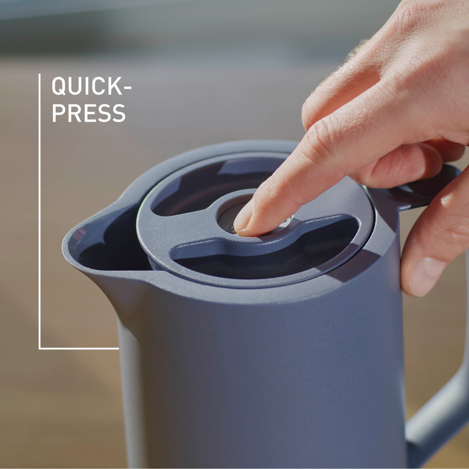 Emsa Isolierkanne »Motiva in modernem Design, 100% auslaufsicher, Made in Germany« 1 l doppelwandiger Glasisolierkolben, bis zu 12h warm/24h kalt, 1 tlg. Quick-Press-Deckel, Einhandbedienung, ergonomischer Schraubdeckel