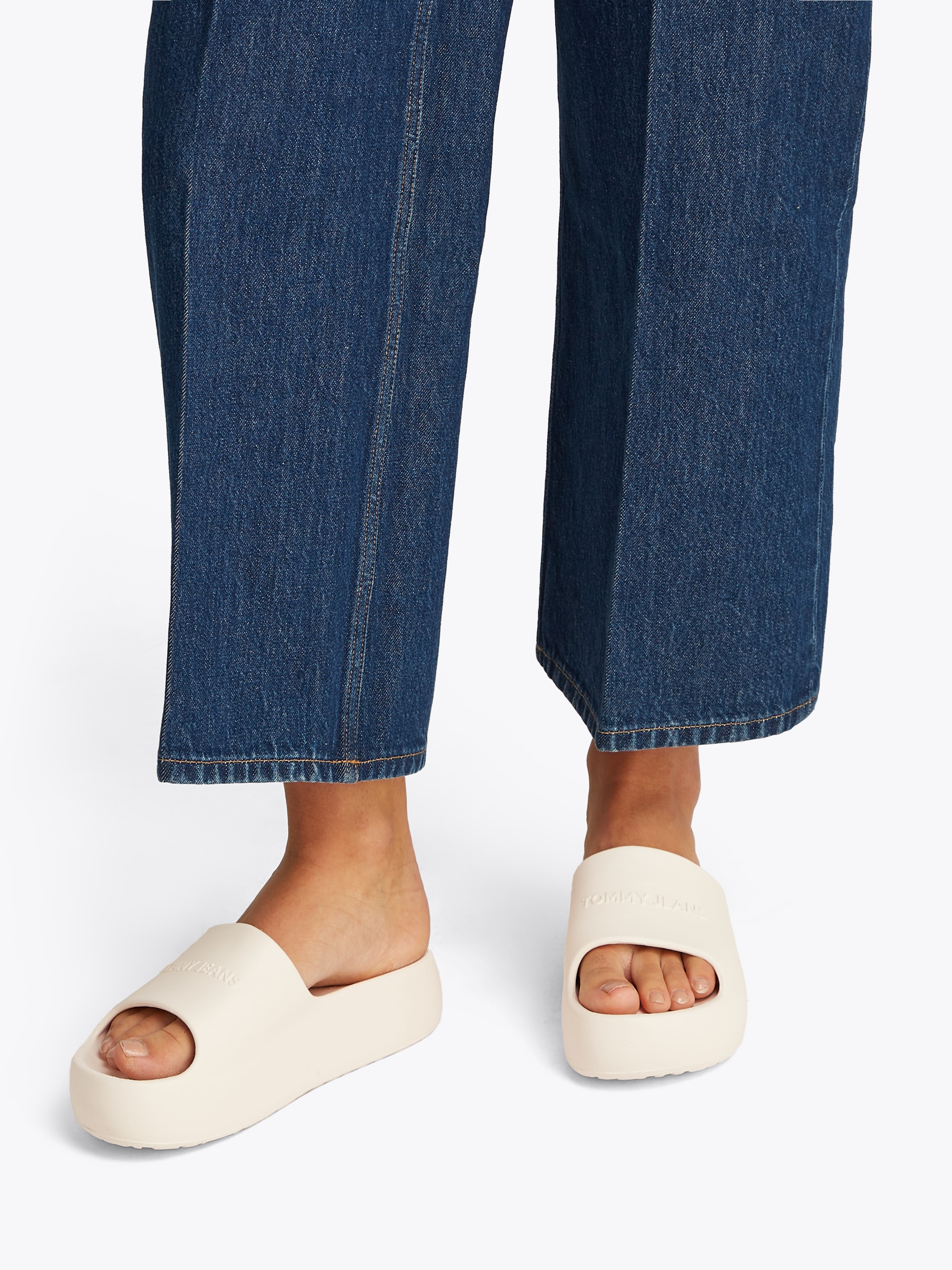 Tommy Jeans Pantolette »TJW CHUNKY POOL SLIDE ESS«, Plateau, Sommerschuh, Schlupfschuh, Bequemschuh, Logoschriftzug