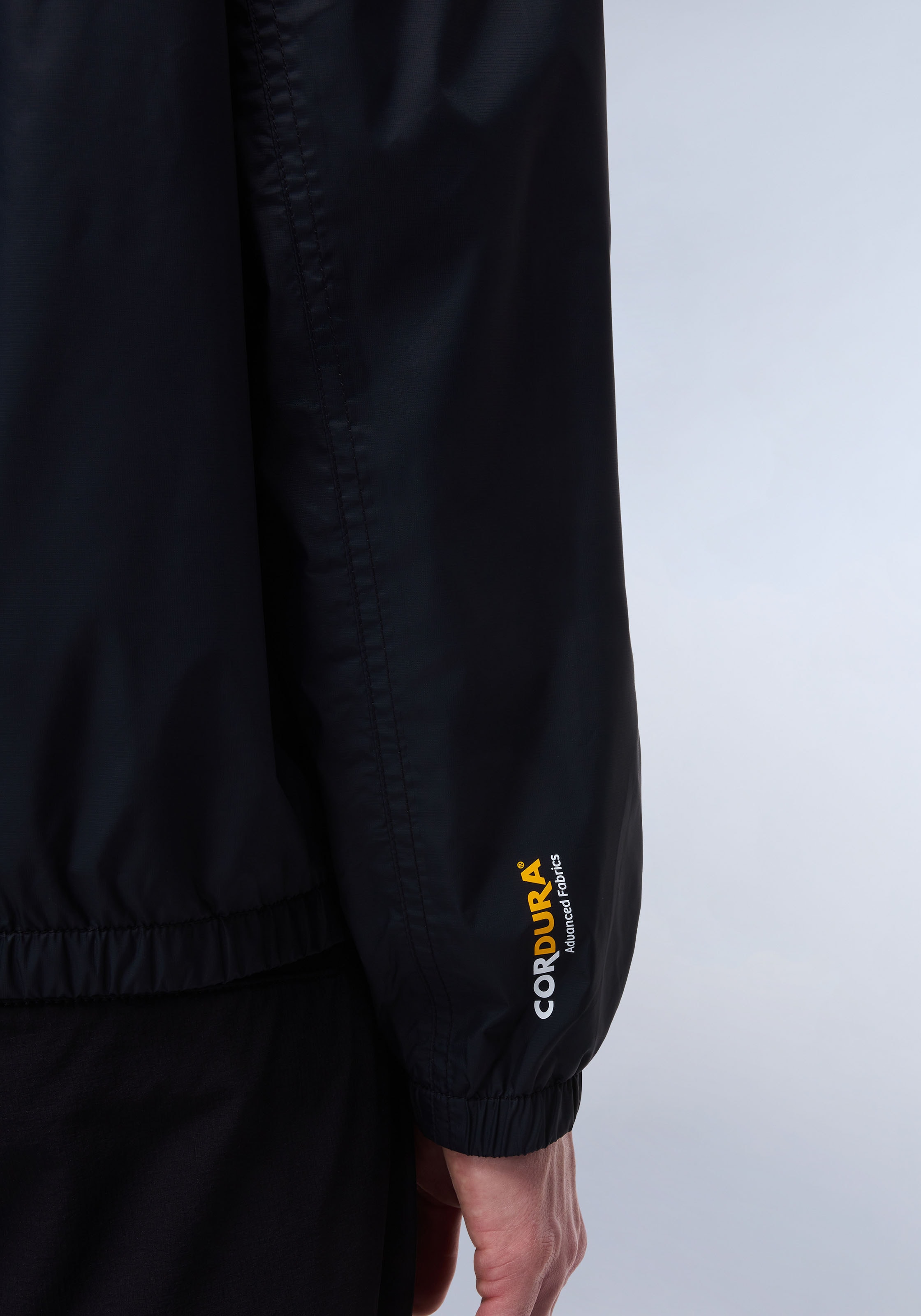 Napapijri Windbreaker »A-CLOUDY 041 BLACK«, mit Kapuze, Mit Gummizug im Saum; mit Stehkragen