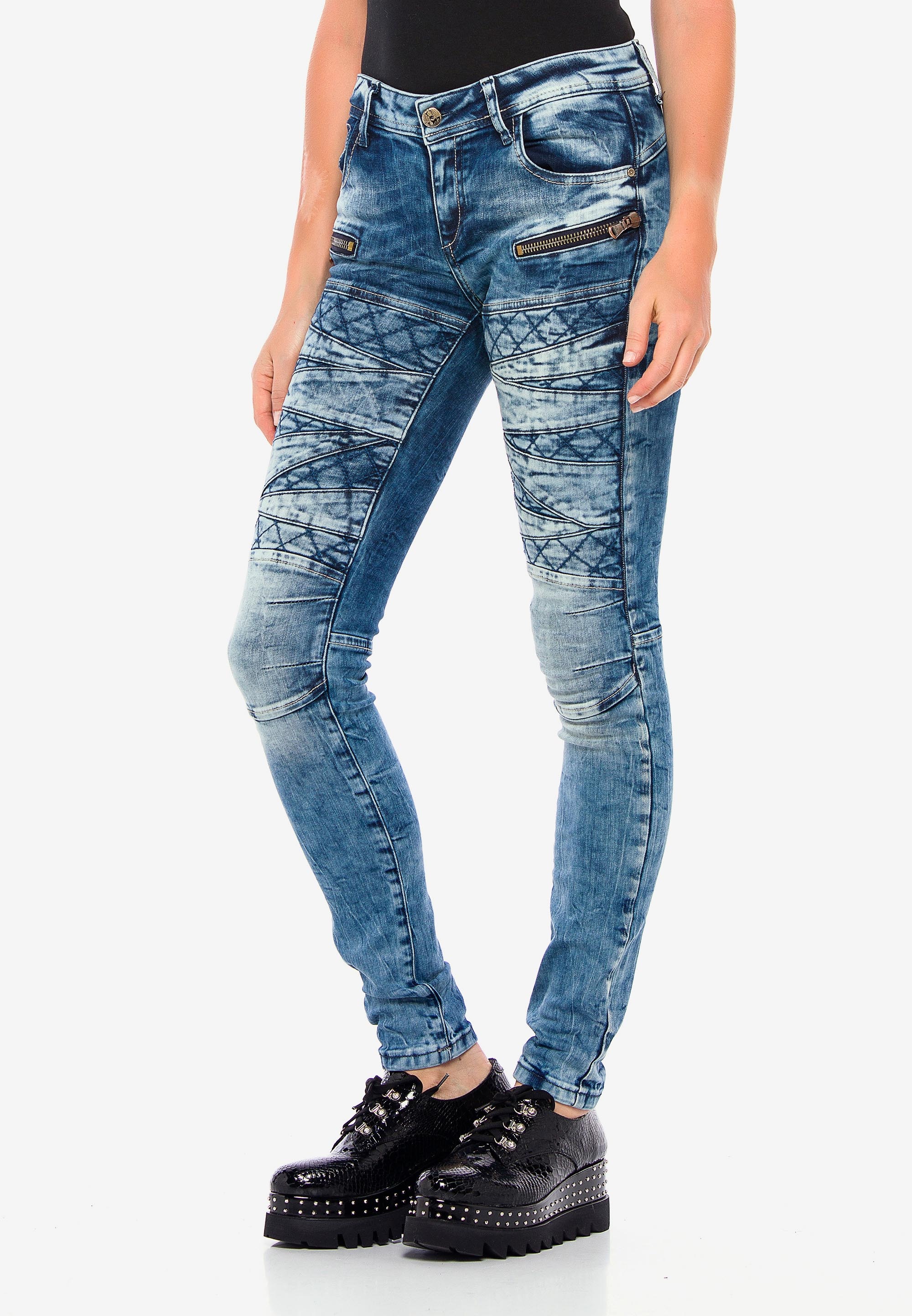 Cipo & Baxx Straight-Jeans, mit coolen Stickelementen