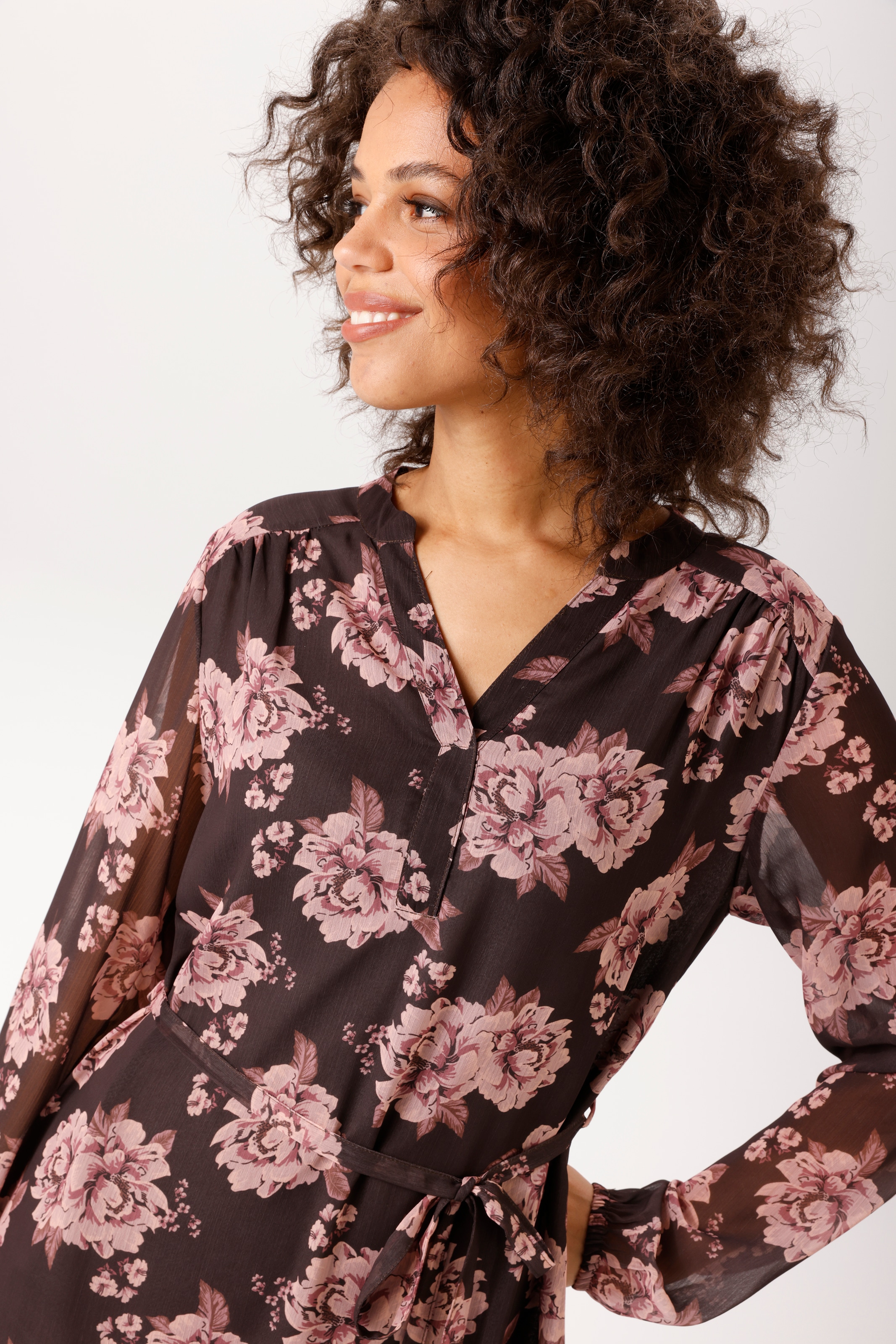 Aniston CASUAL Tunikakleid mit abnehmbarem Bindegürtel,  mit romantischen Rosen bedruckt - NEUE KOLLEKTION