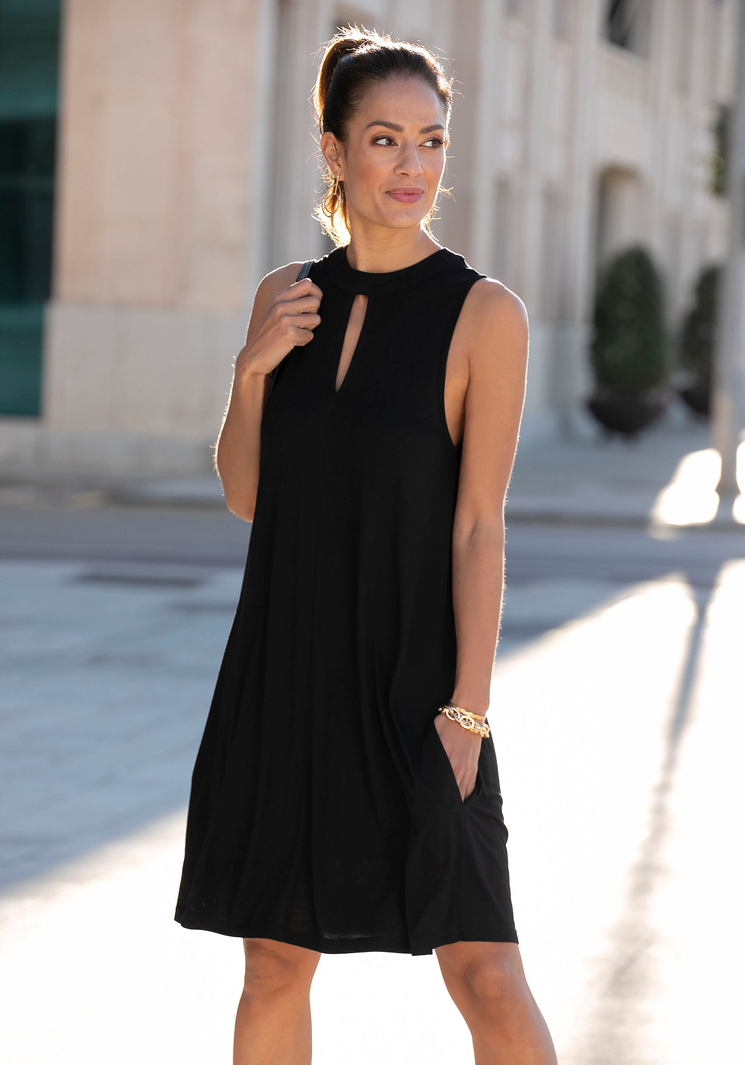 LASCANA Jerseykleid "in weit schwingender Form mit Taschen, figurumspielend" Eingrifftaschen Sommerkleid mit Bindeband im Nacken, elegantes Viskosekleid, Festival