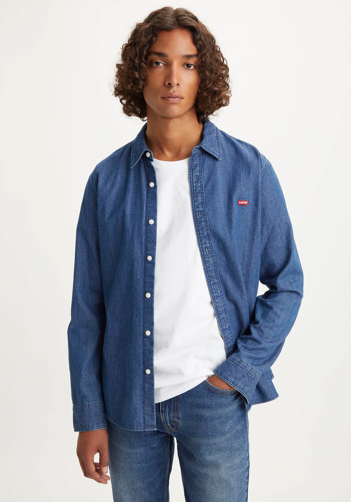 Levi's® Jeanshemd »BATTERY HM SHIRT SLIM«, mit Logo-Badge auf der Brust