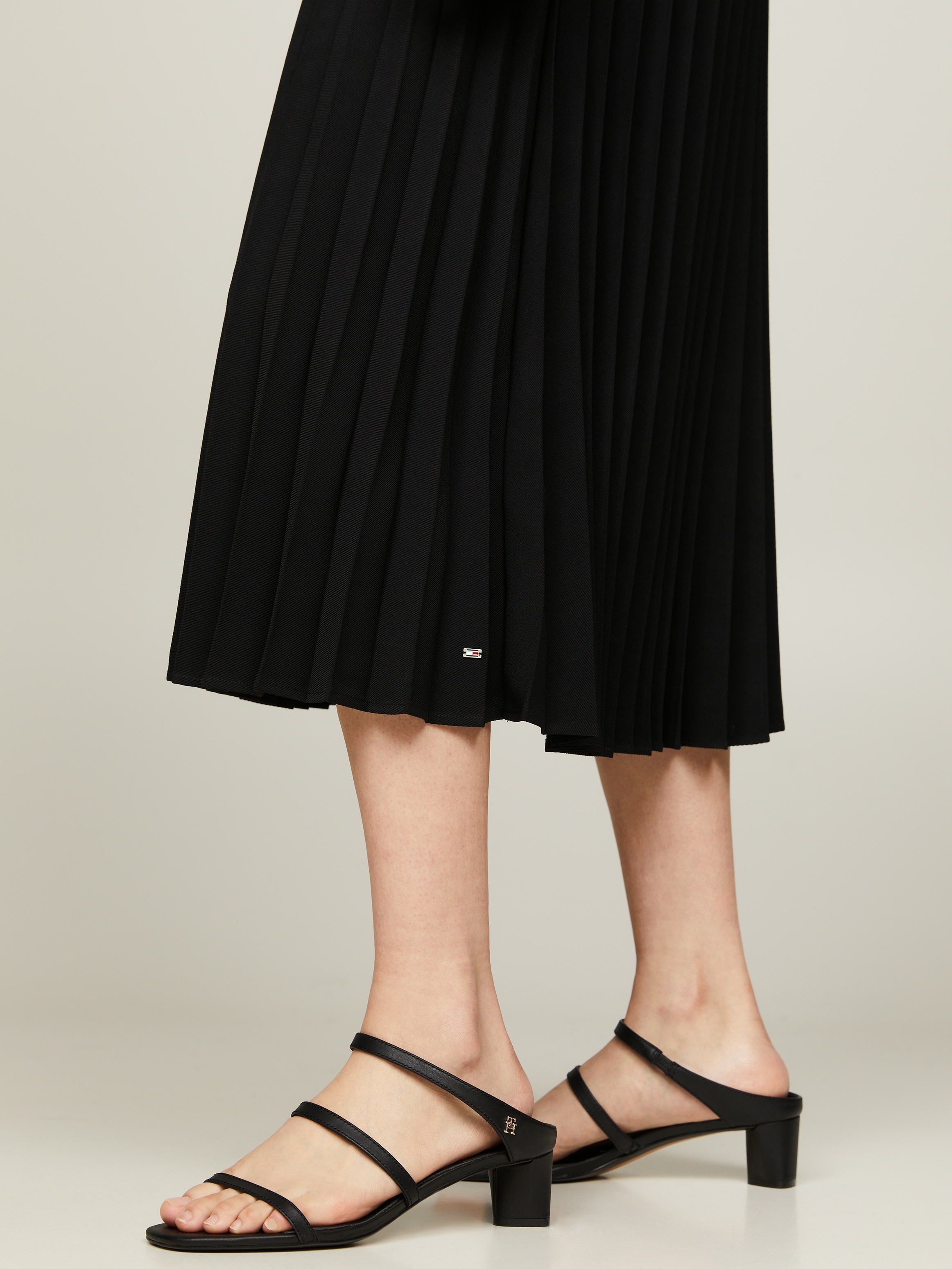 Tommy Hilfiger Plisseerock »FLUID TWILL PLEATED MIDI SKIRT«, Webrock mit Markenlabel