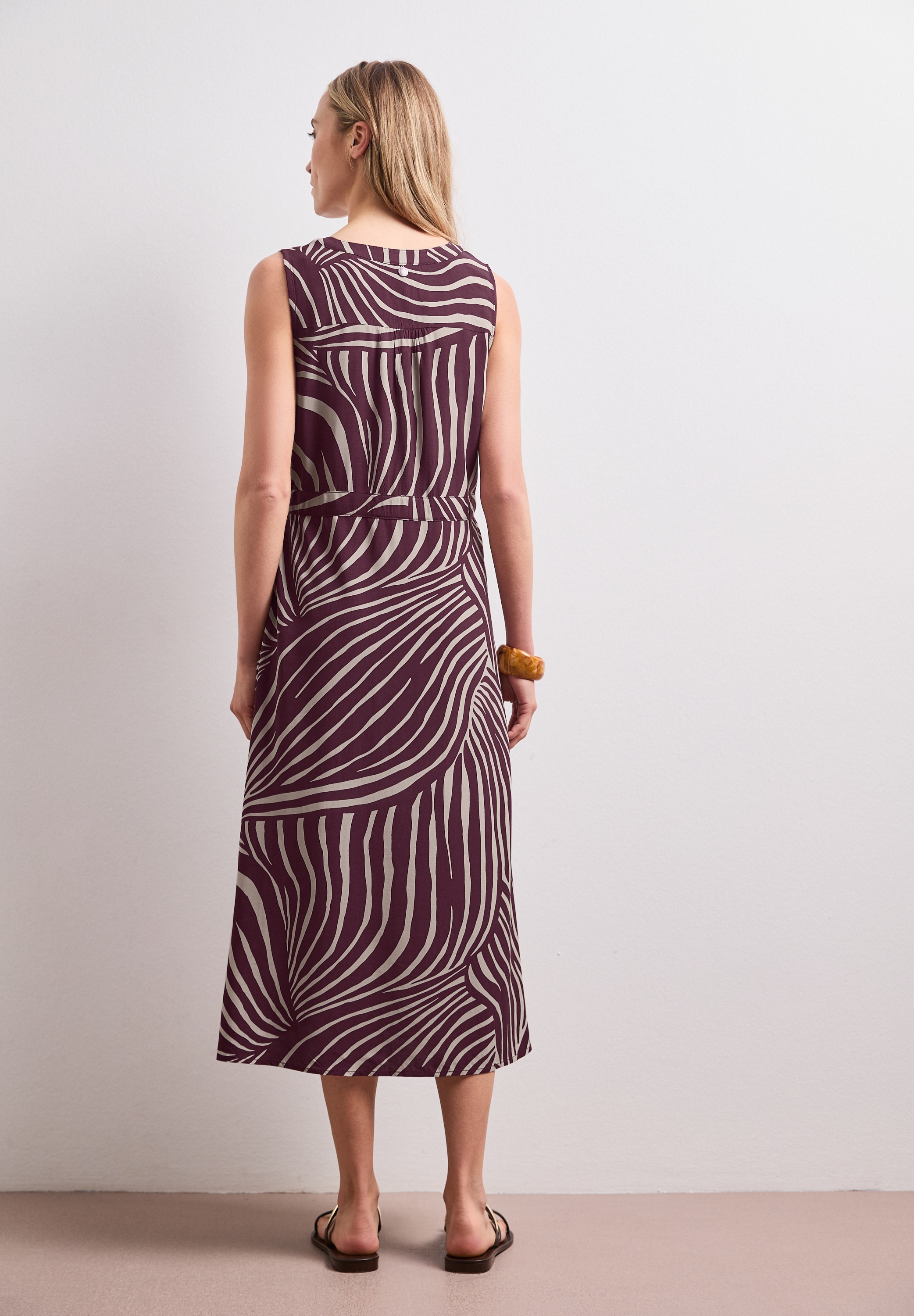 STREET ONE Midikleid Eingrifftaschen Sommerkleid mit grafischem Muster/Split Neck mit Zipperdetail