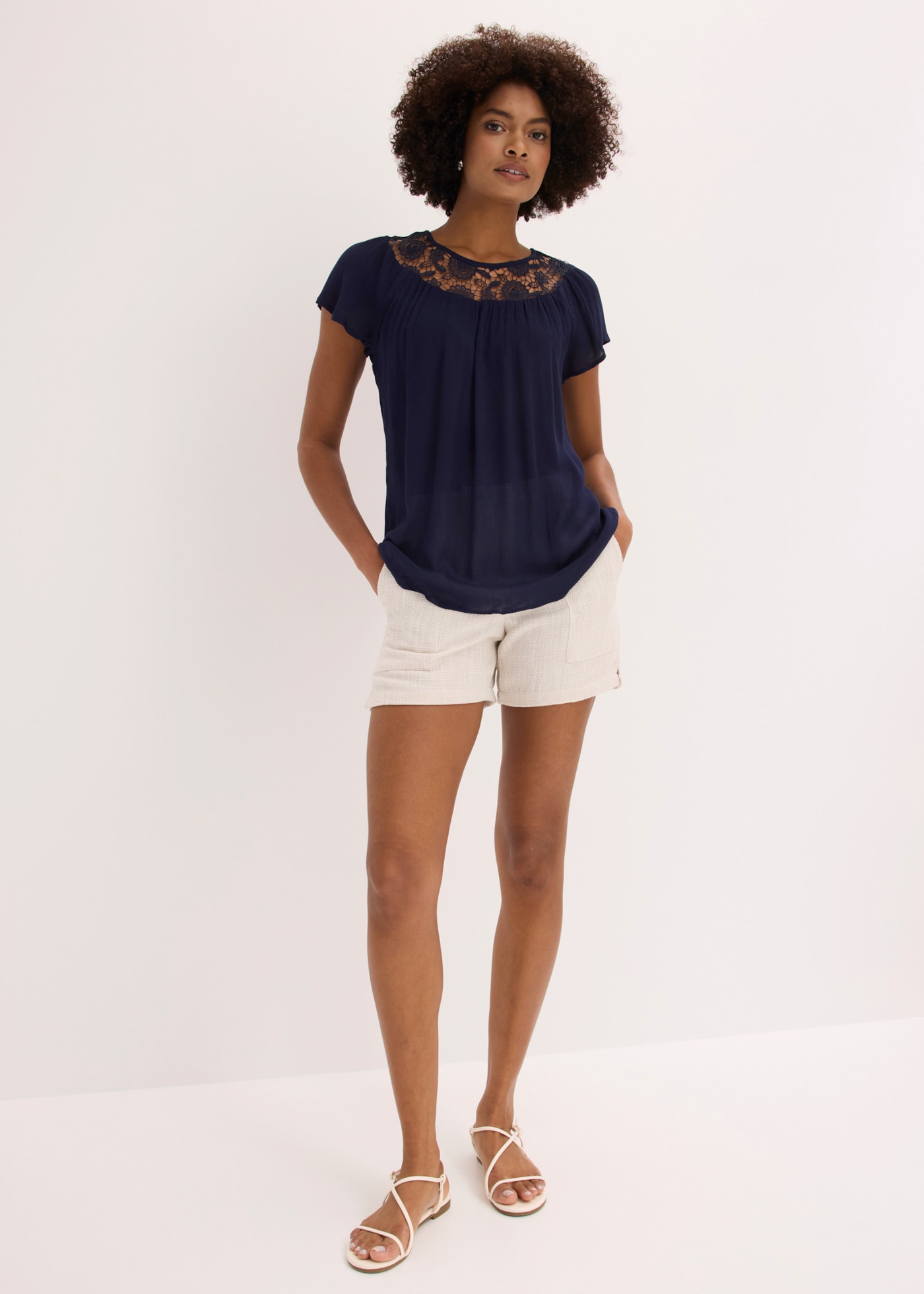 bonprix Kurzarmbluse »Bluse aus reiner Viskose« bequeme Passform, Crêpe aus Viskose, mit tollem Spitzeneinsatz