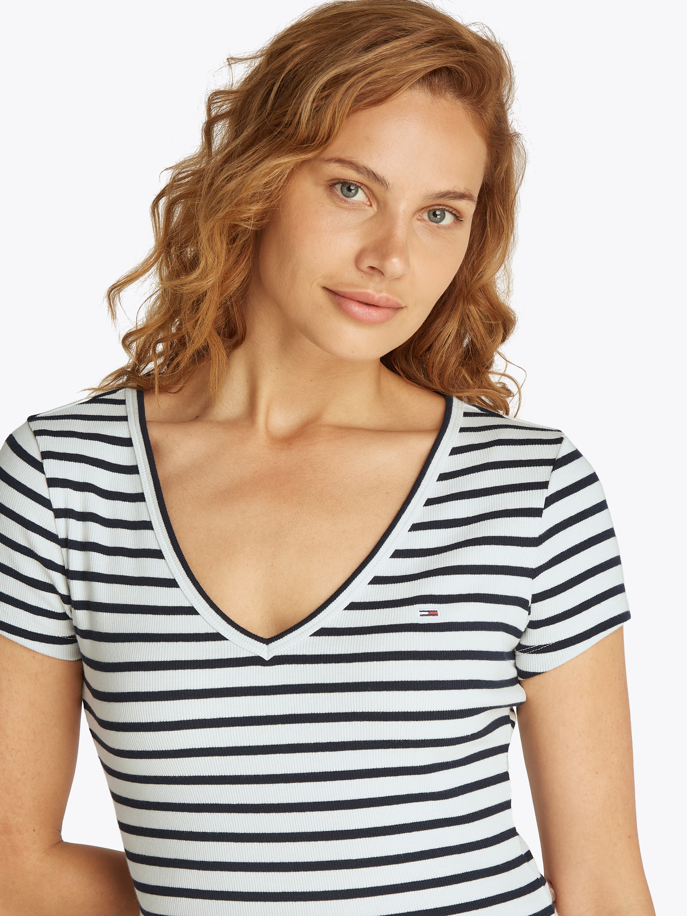 Tommy Jeans Kurzarmshirt »TJW SLIM ESSENTIAL RIB V SS«, in gerippter Struktur