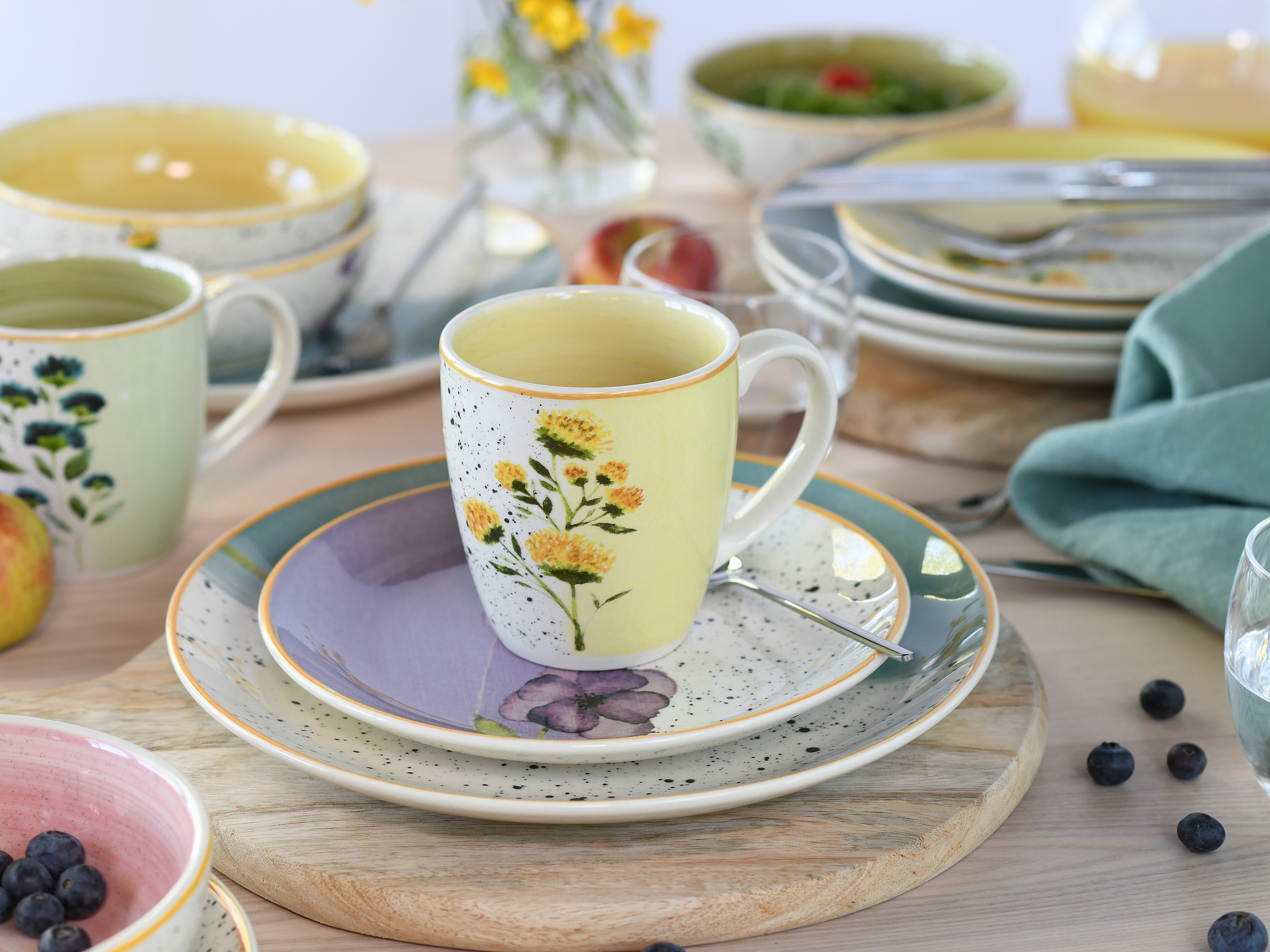 CreaTable Kombiservice »Armonia, Geschirr-Set, 16-tlg.« Lebendige Blütenmotive, moderne Sprenkel- und Farbverlauftechnik