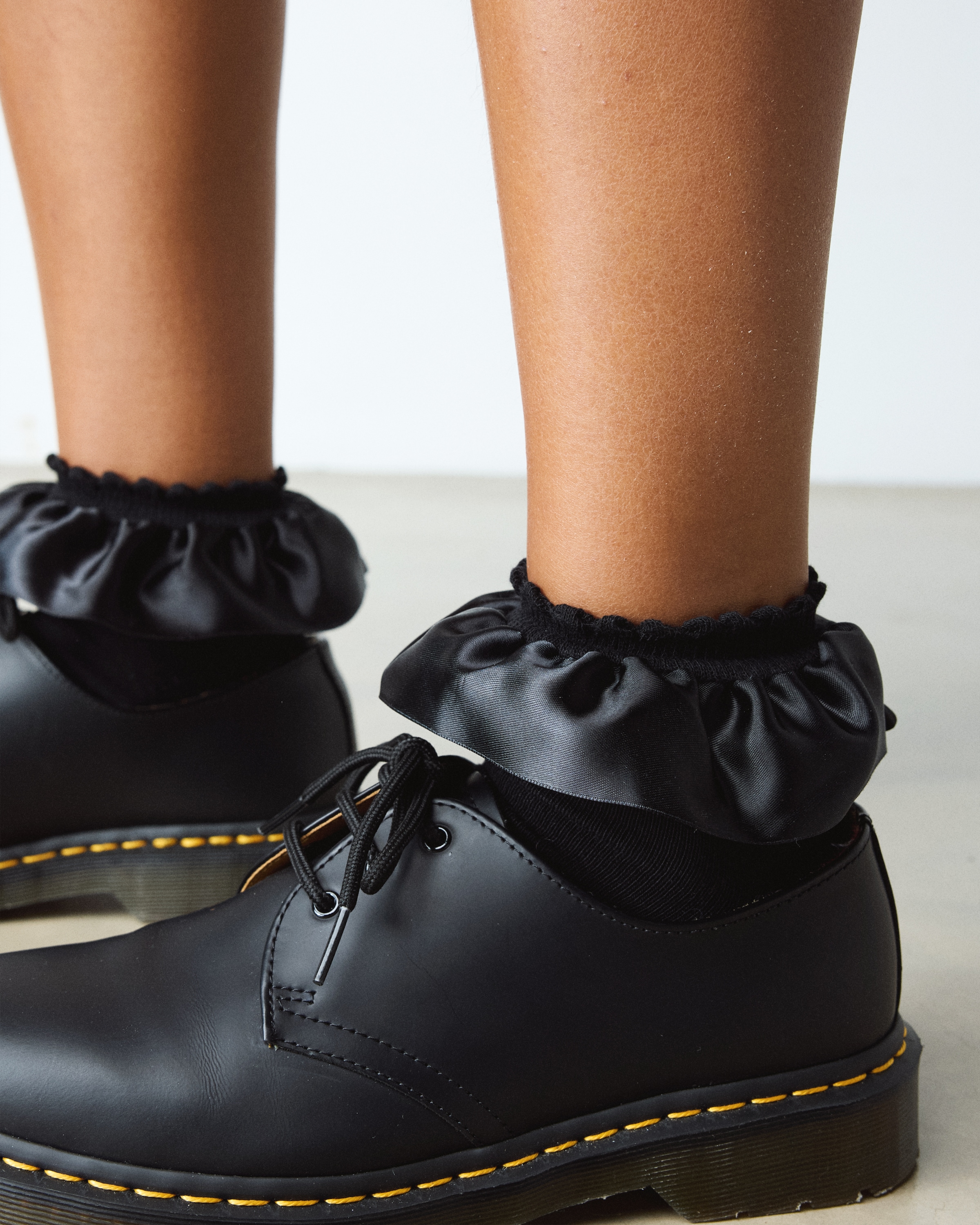 DR. MARTENS Socken "Frill" 1 Paar tlg. Süßer Socken mit großer Satin-Rüsche günstig online kaufen