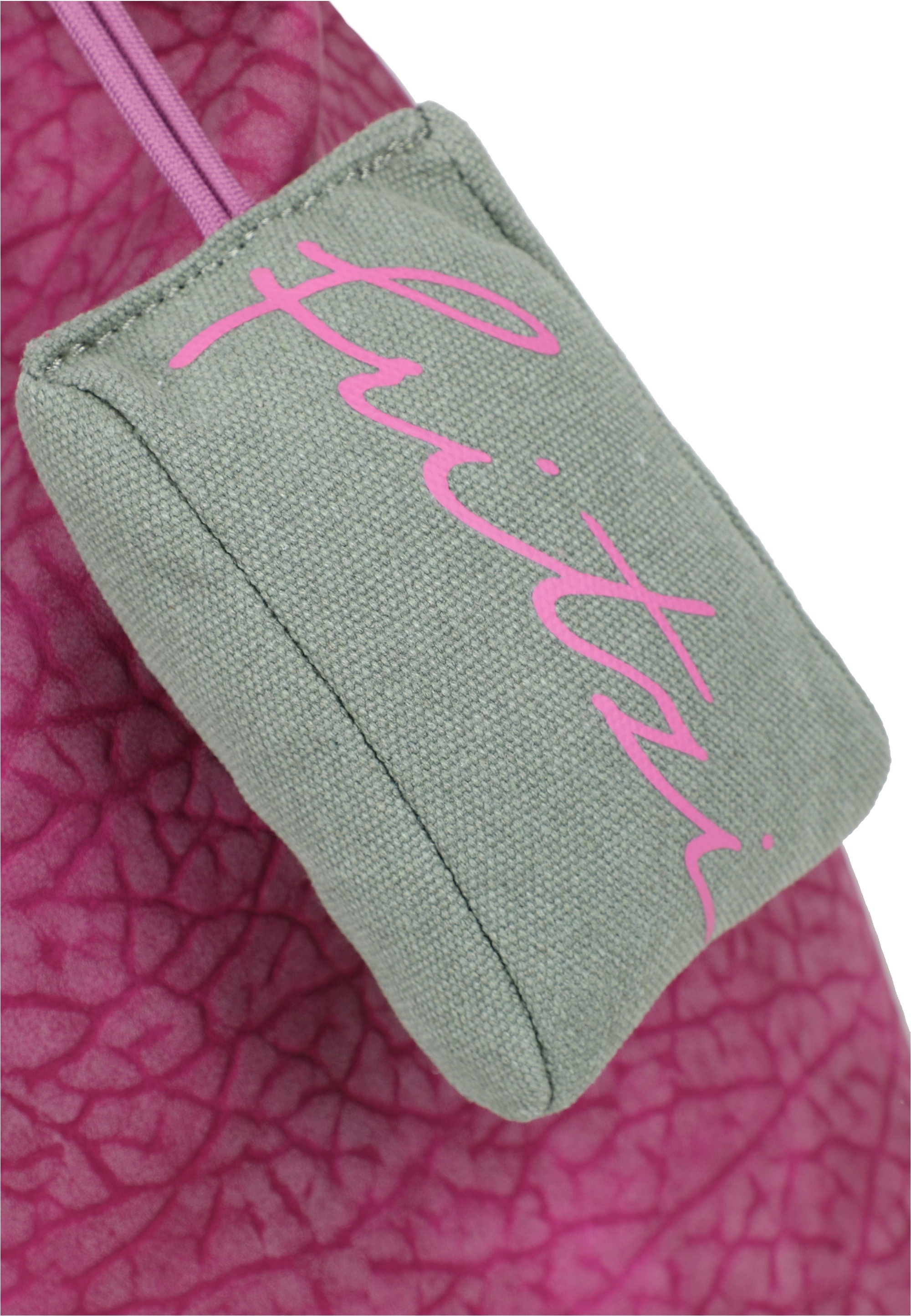 Fritzi aus Preußen Schultertasche »Ella Hobo« mit tollem Anhänger und kerniger Materialstruktur