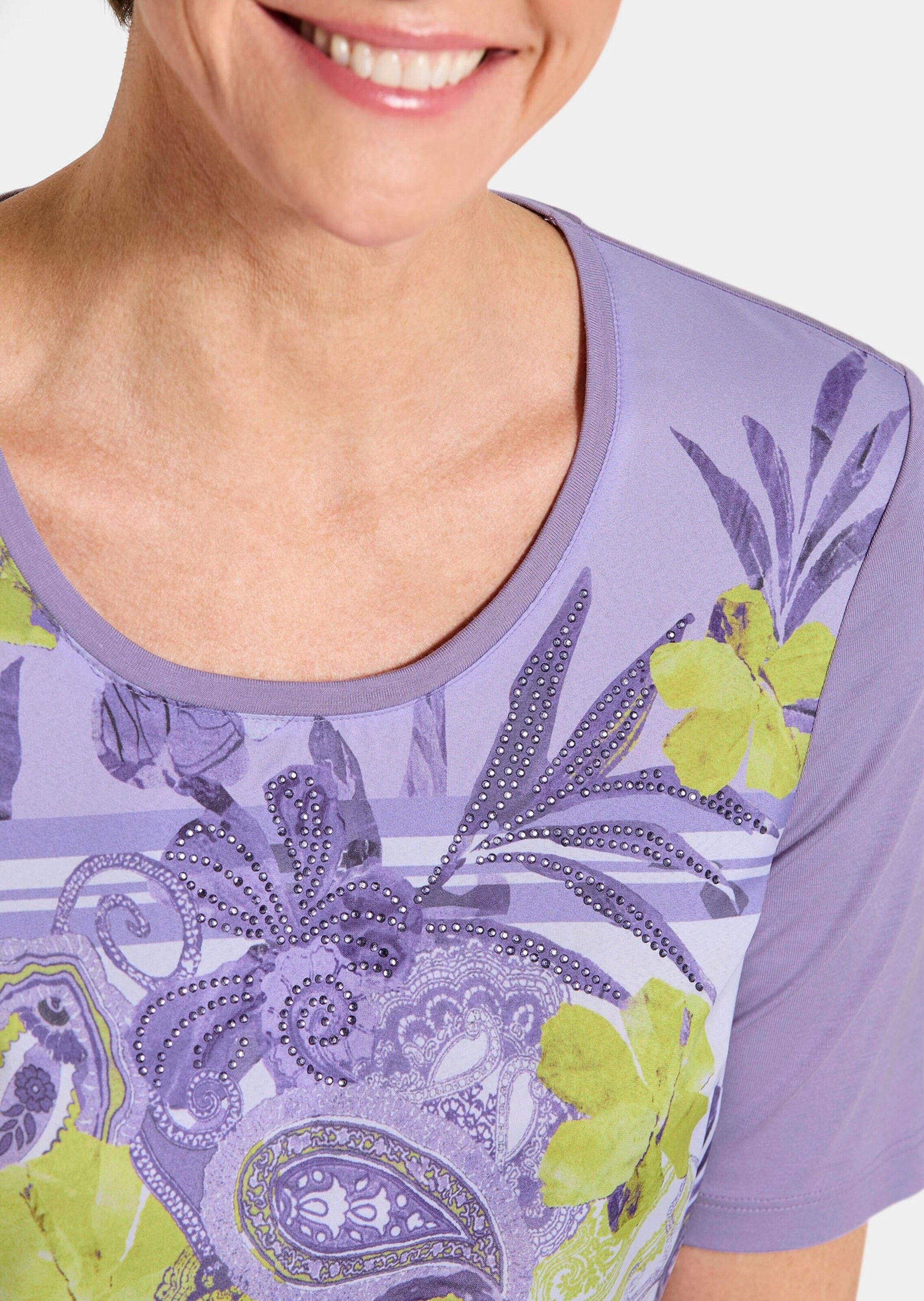 GOLDNER Kurzarmbluse »Kurzgröße Glanzshirt mit floralem Paisley-Muster« Ton in Ton Ziersteinchen auf dem Print