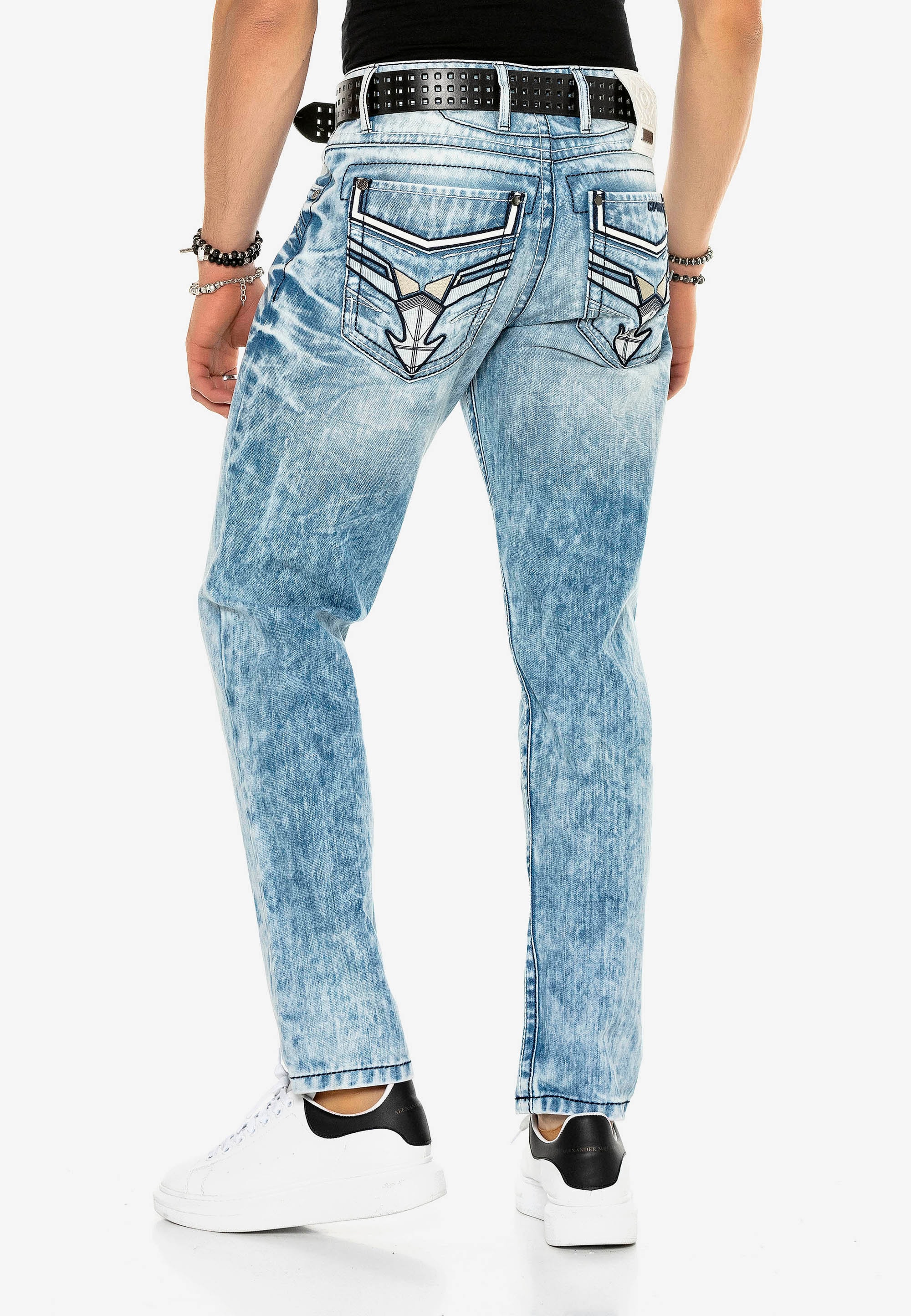 Cipo & Baxx Bequeme Jeans, mit verzierten Gesäßtaschen