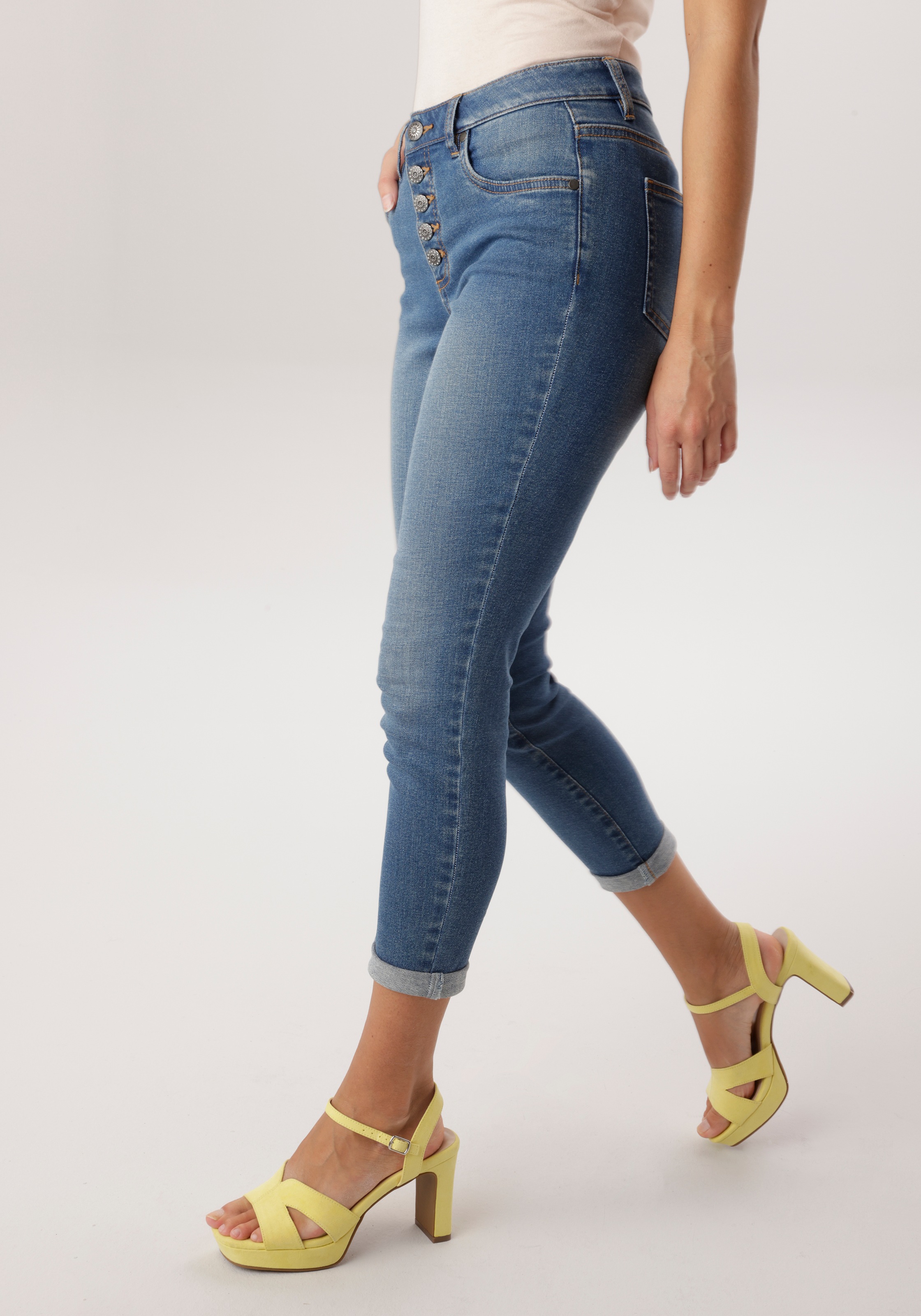 Aniston SELECTED Straight-Jeans sichtbare Knopfleiste und Used-Waschung - N günstig online kaufen