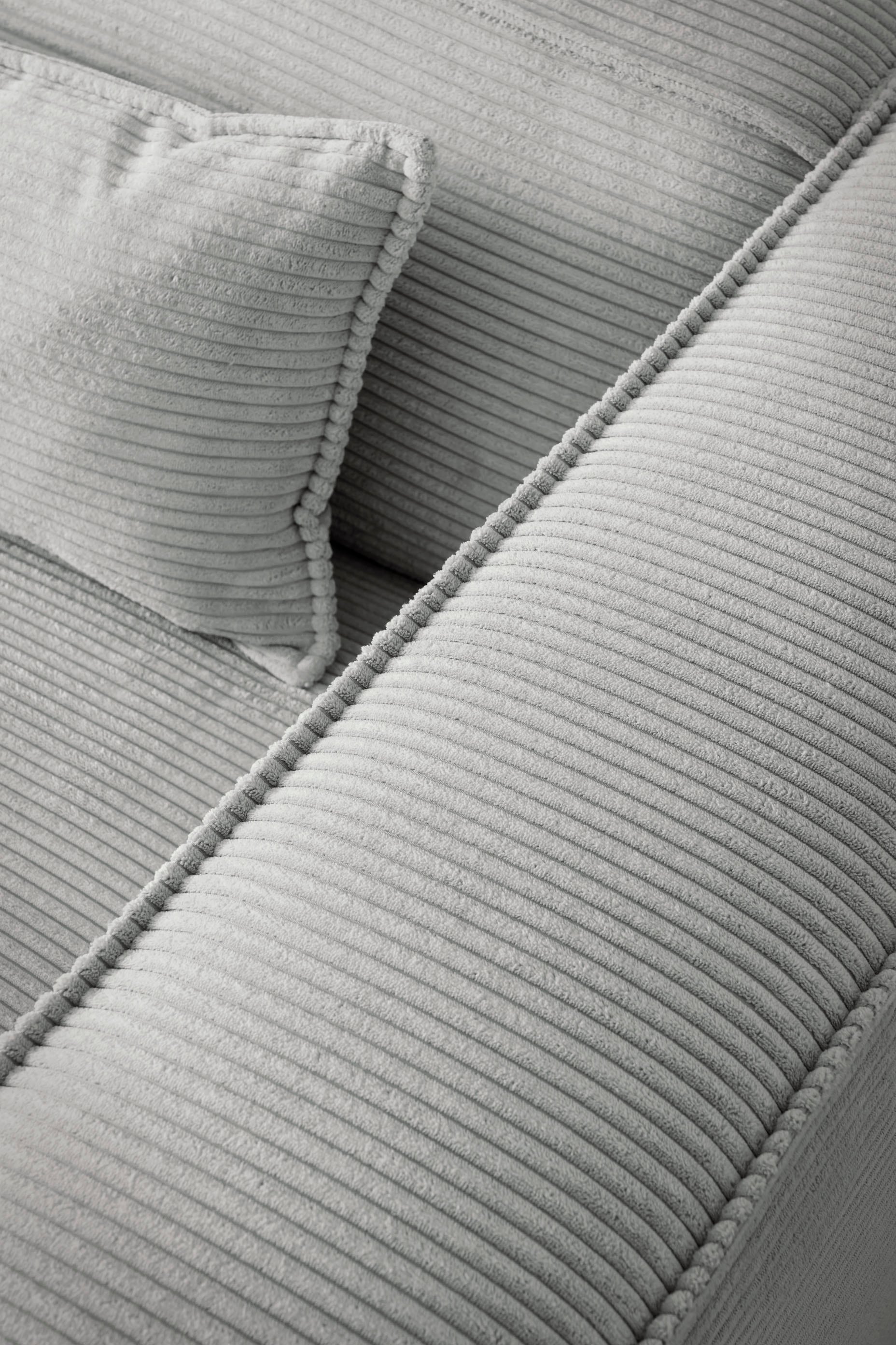 LeGer Home by Lena Gercke Ecksofa »PIARA XXL, Big-Sofa in Cord oder Leinenoptik, L-Form, mit Kedernaht«, wahlweise Ottomane rechts/links, schwarze Füße, extra tiefe Sitzfläche