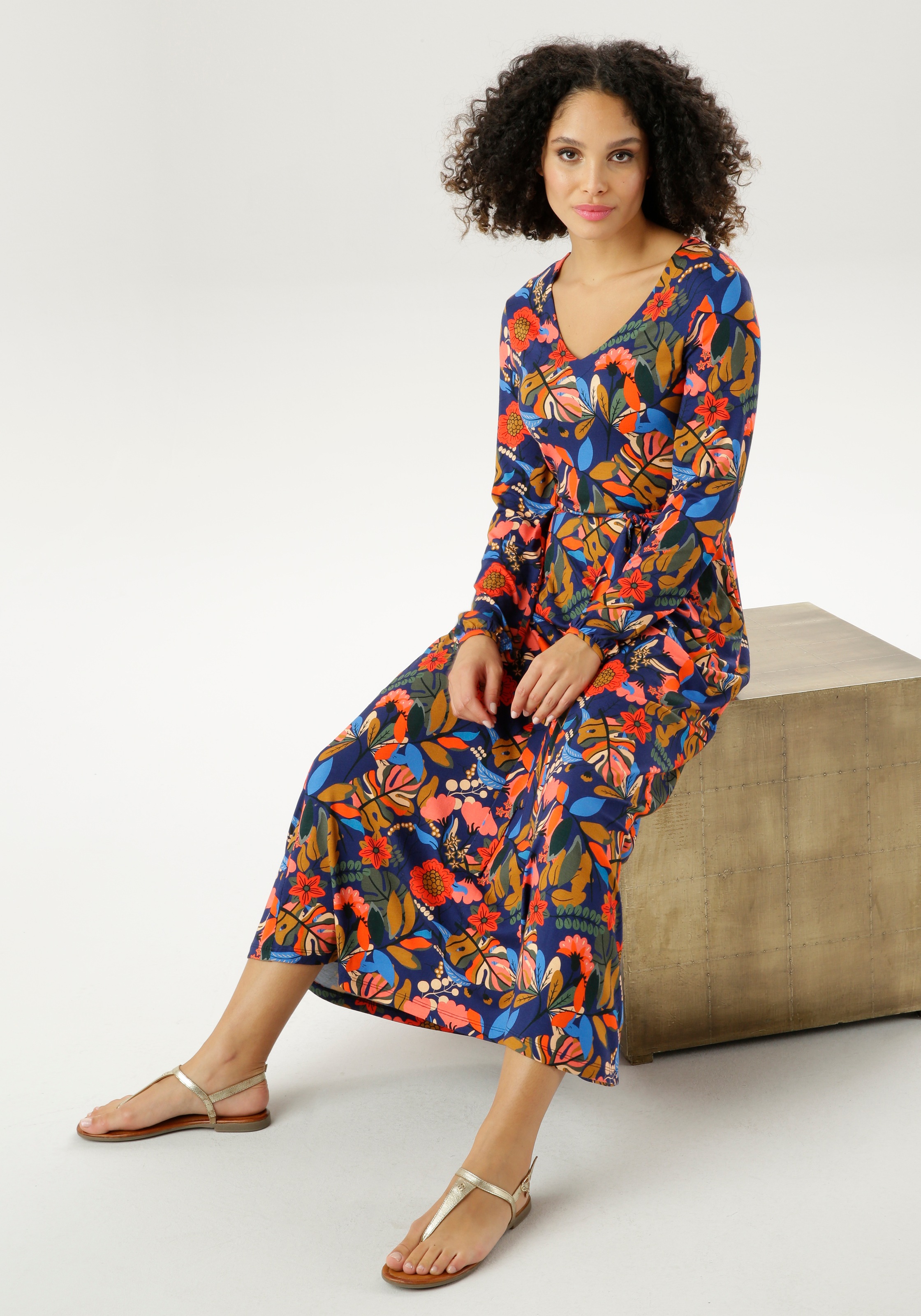 Aniston CASUAL Maxikleid, (mit Bindegürtel), mit farbenfrohen Blumendruck