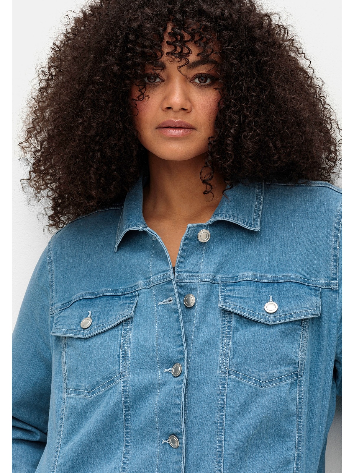 Sheego Jeansjacke »Große Größen«, ohne Kapuze, mit Hemdkragen und Brusttaschen