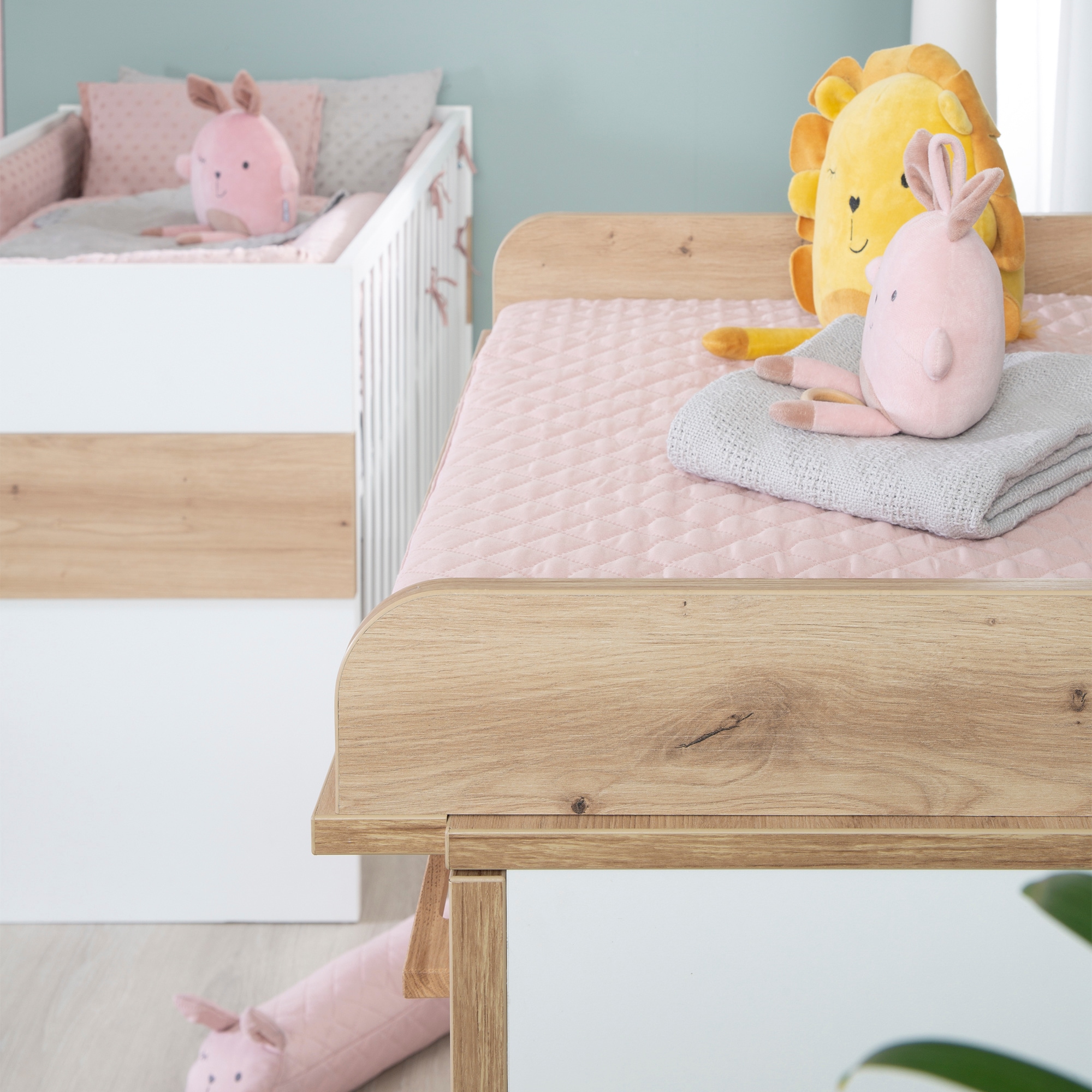 roba® Babyzimmer-Komplettset »Lion, Weiß/Artisan Eiche«, (Spar-Set, Babybett 70x140 cm, Wickelkommode), moderne & zweifarbig - Gitterbett: umbaubar, höhenverstellbar