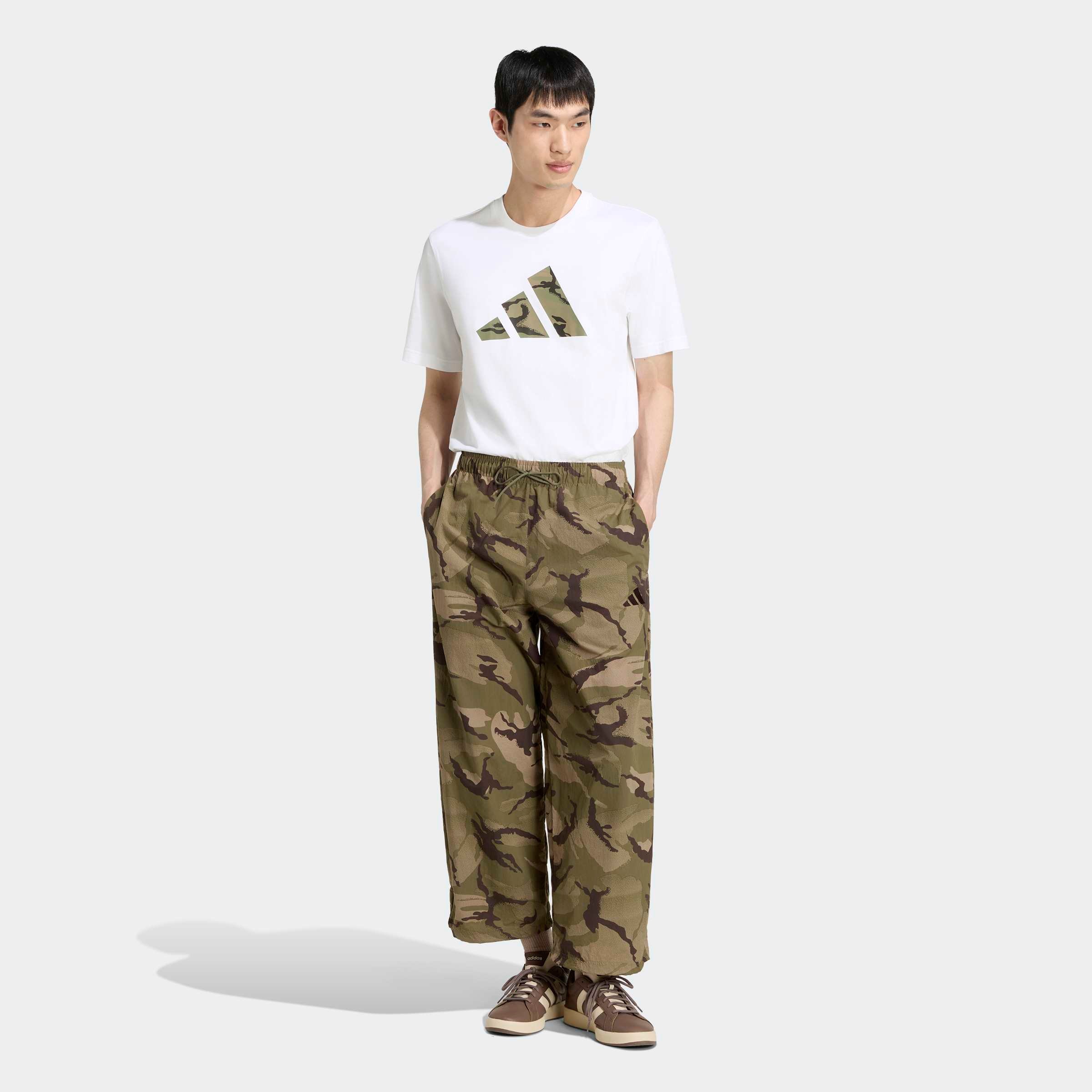 adidas Sportswear T-Shirt »CAMO 3-BALKEN GRAFIK« mit Rundhalsausschnitt, ohne Verschluss, aus Baumwolle, normale Länge