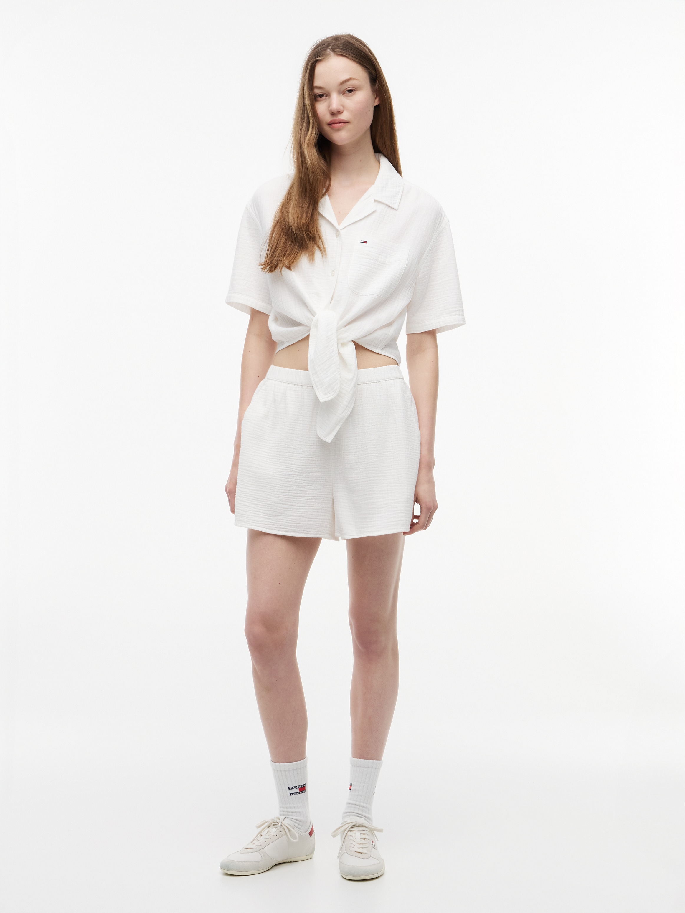 Tommy Jeans Kurzarmbluse »TJW TEXTURED TIE FRONT SS SHIRT« Baumwolle, Brusttasche, Saum zum Knoten