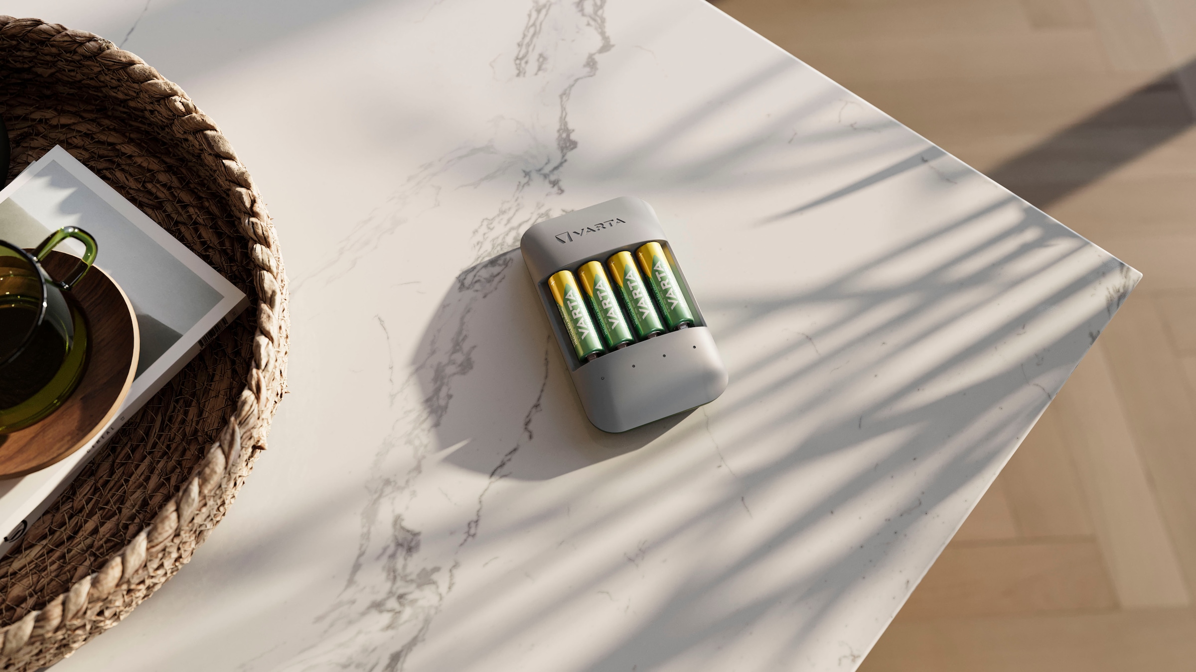 VARTA Batterie-Ladegerät »Eco Charger Pro Recycled + 4 x 2100 mAh AA«, (Packung)