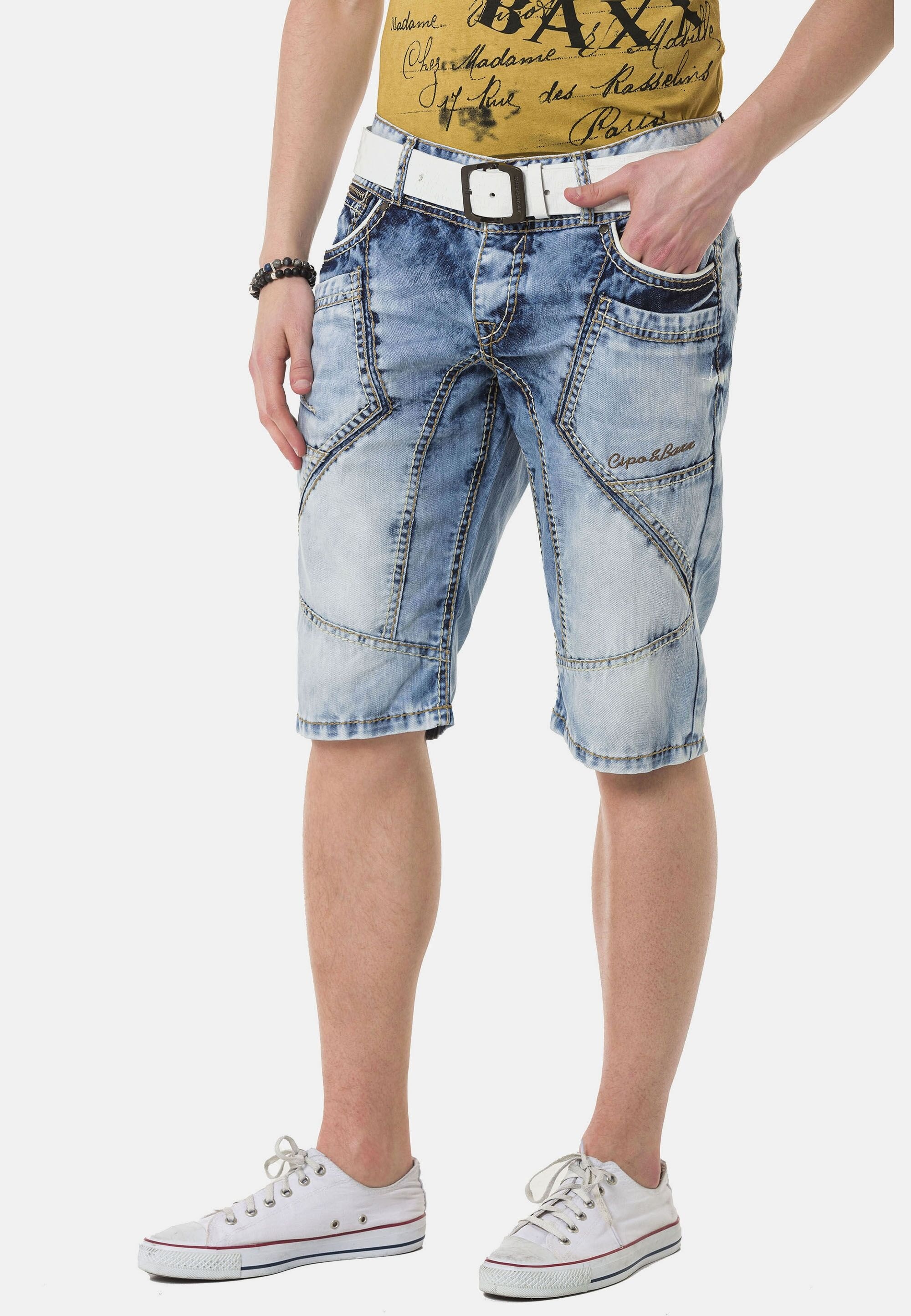 Cipo & Baxx Jeansbermudas »Capri-Shorts«, mit auffälligen Ziernähten