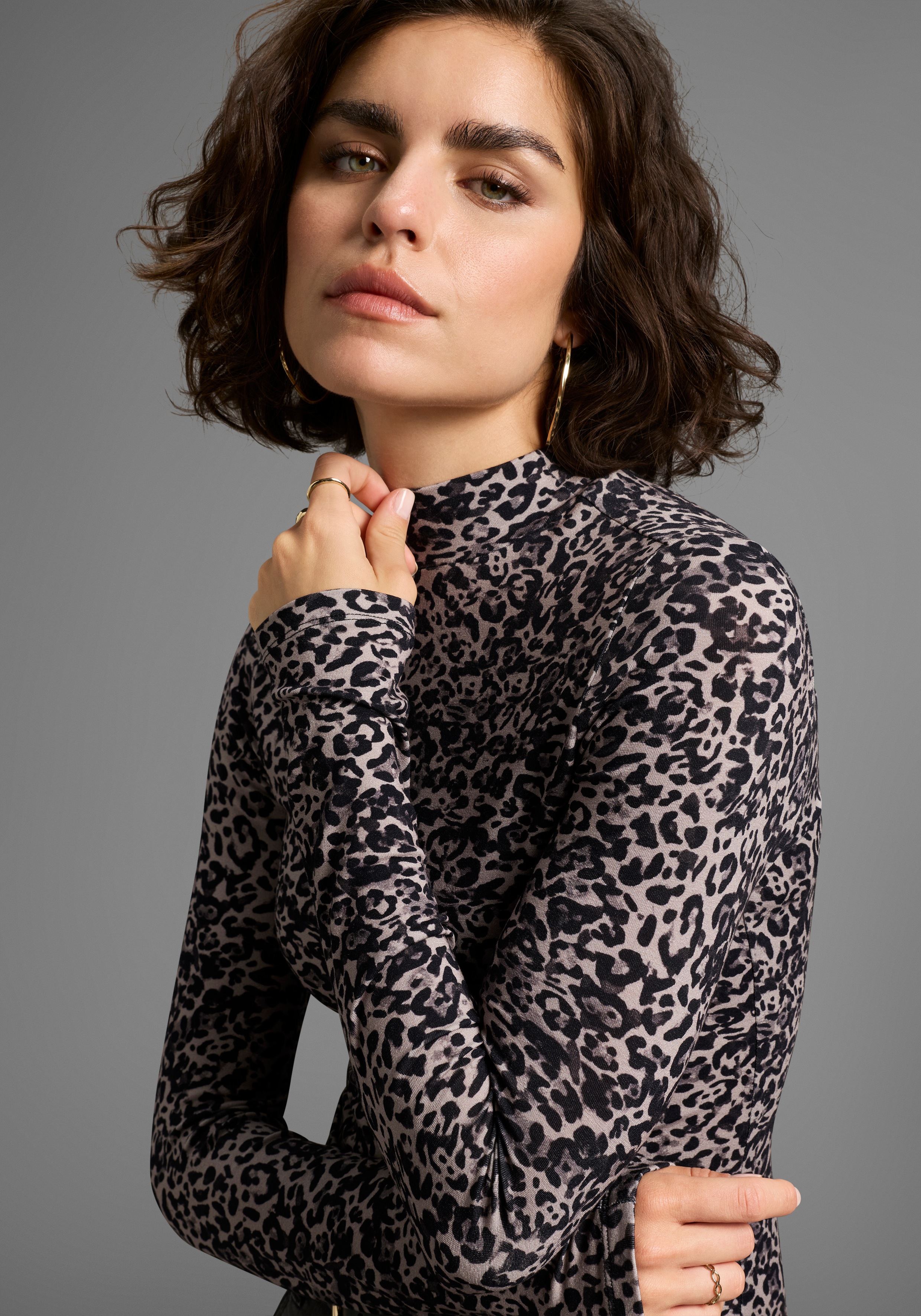 Thumbnail - Laura Scott Longsleeve in modischem Leoparden-Print - NEUE KOLLEKTION