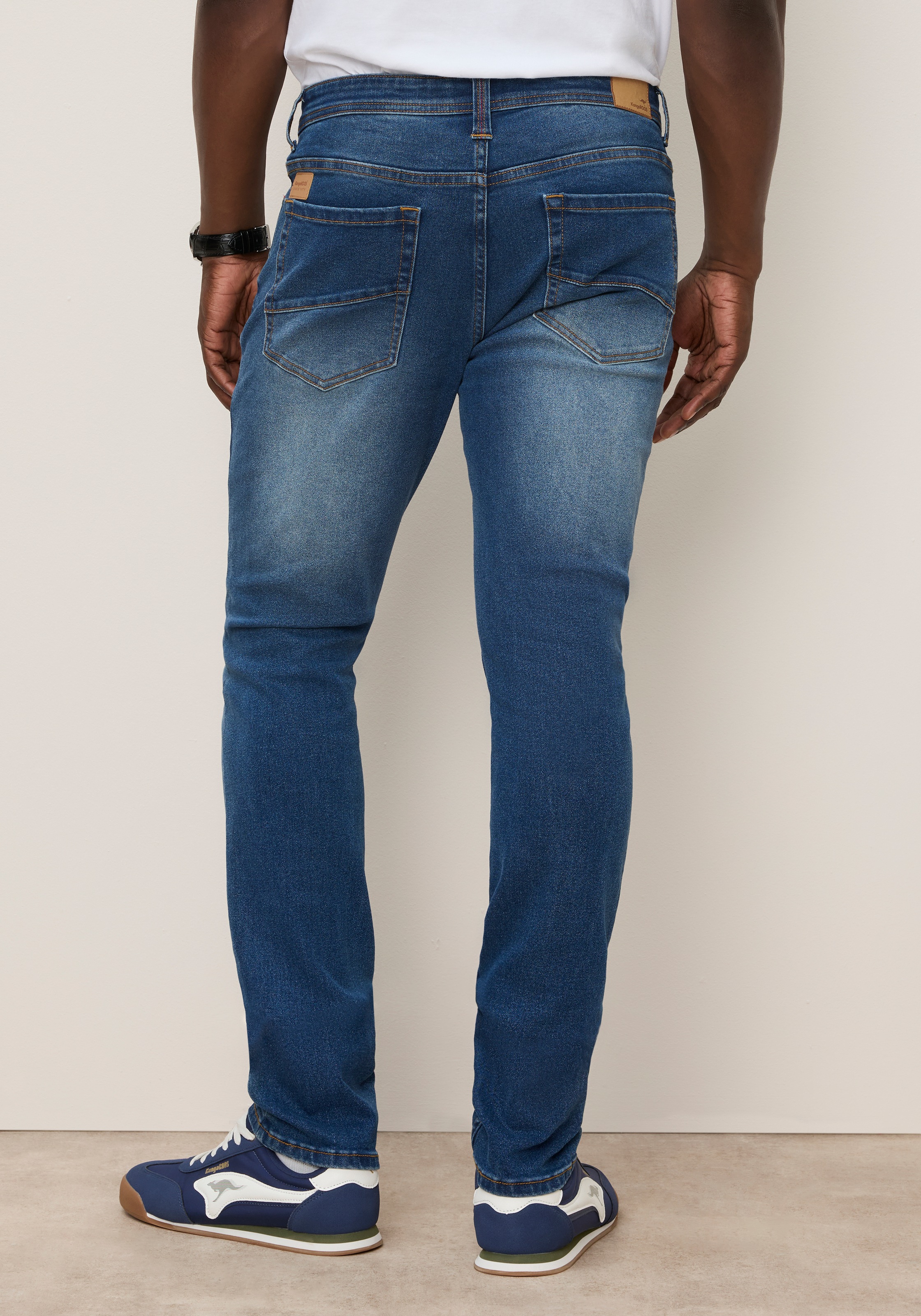 KangaROOS Straight-Jeans mit Reißverschluss und Knopf, niedrige Leibhöhe, lange Schnittform