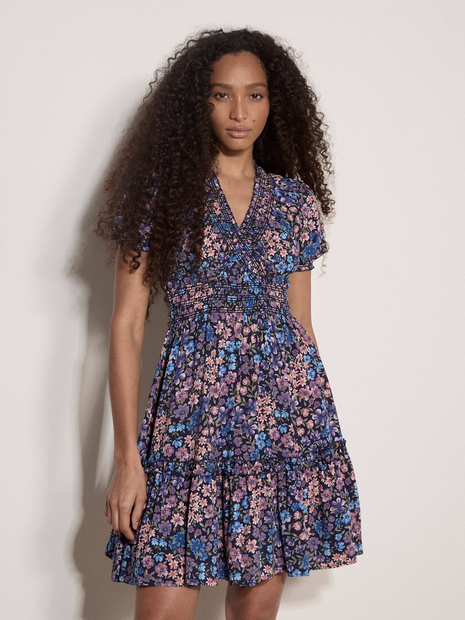 Apricot Minikleid "Mini-Kleid mit Blumenmuster und Wickelausschnitt" mit Smokdetails
