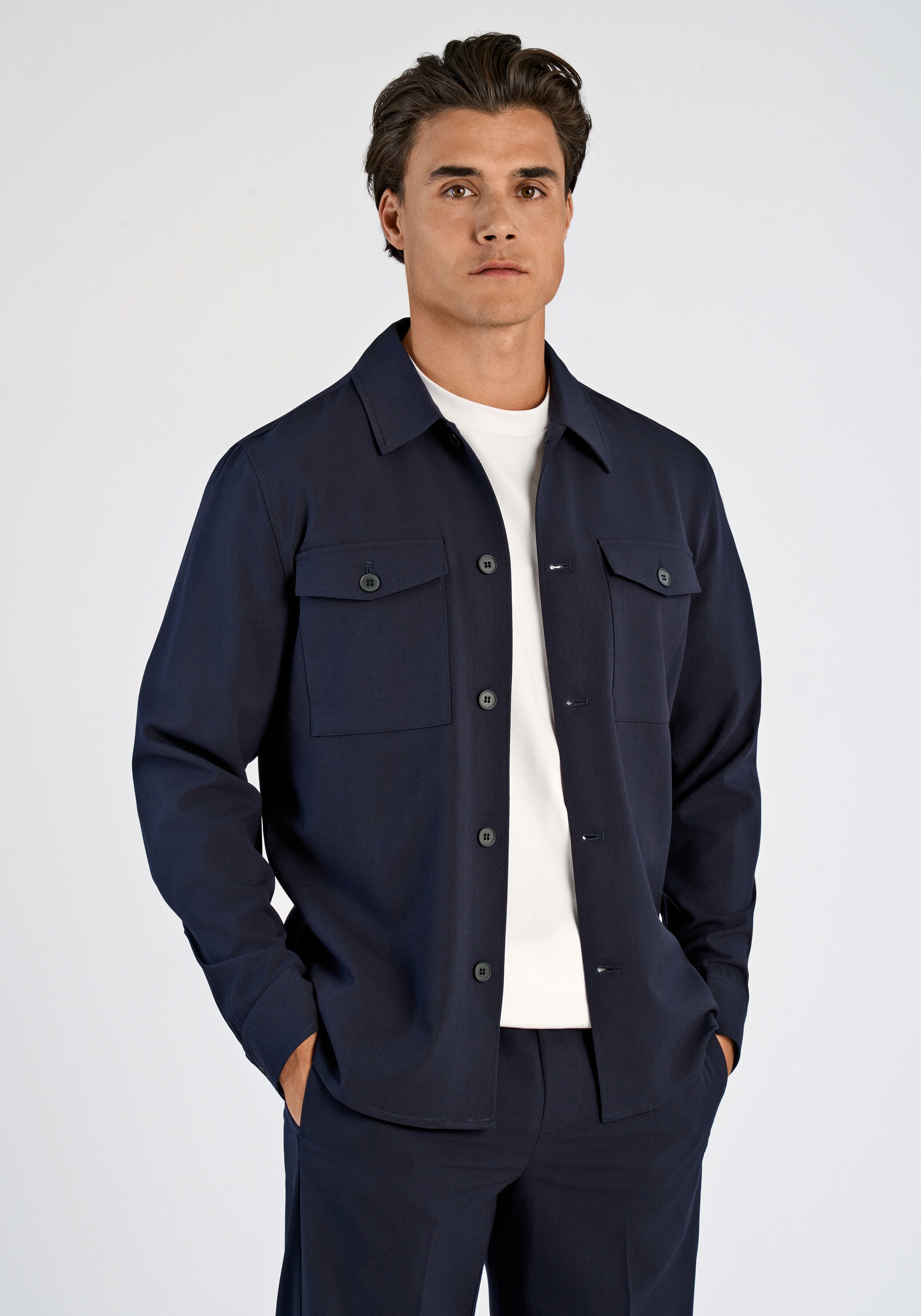Hemdjacke LINDBERGH, Herren, Gr. M, blau (navy), Web, Obermaterial: 65% Polyester, 31% Viskose, 4% Elasthan, unifarben, lässig geschnitten hüftbedeckend, Rundhals, 1-Knopf-Manschette, Jacken, mit 2 Brusttaschen