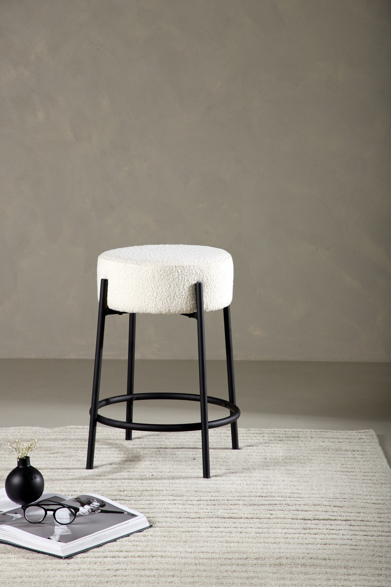Venture Home Barhocker »Tucson, Barhocker in Bouclé, niedrige Sitzfläche, belastbar bis 150 kg« Tresenstuhl, Bouclé-Bezug, Stahlbeine, Fußstütze, modern