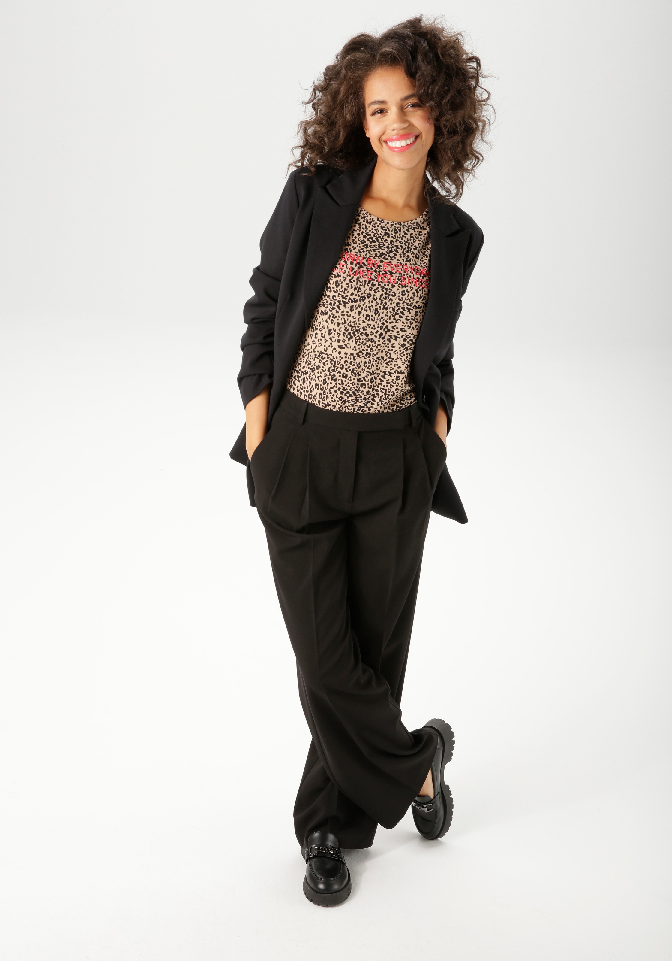 Aniston CASUAL T-Shirt, im Leo-Print mit Statement-Schriftzug - NEUE KOLLEKTION