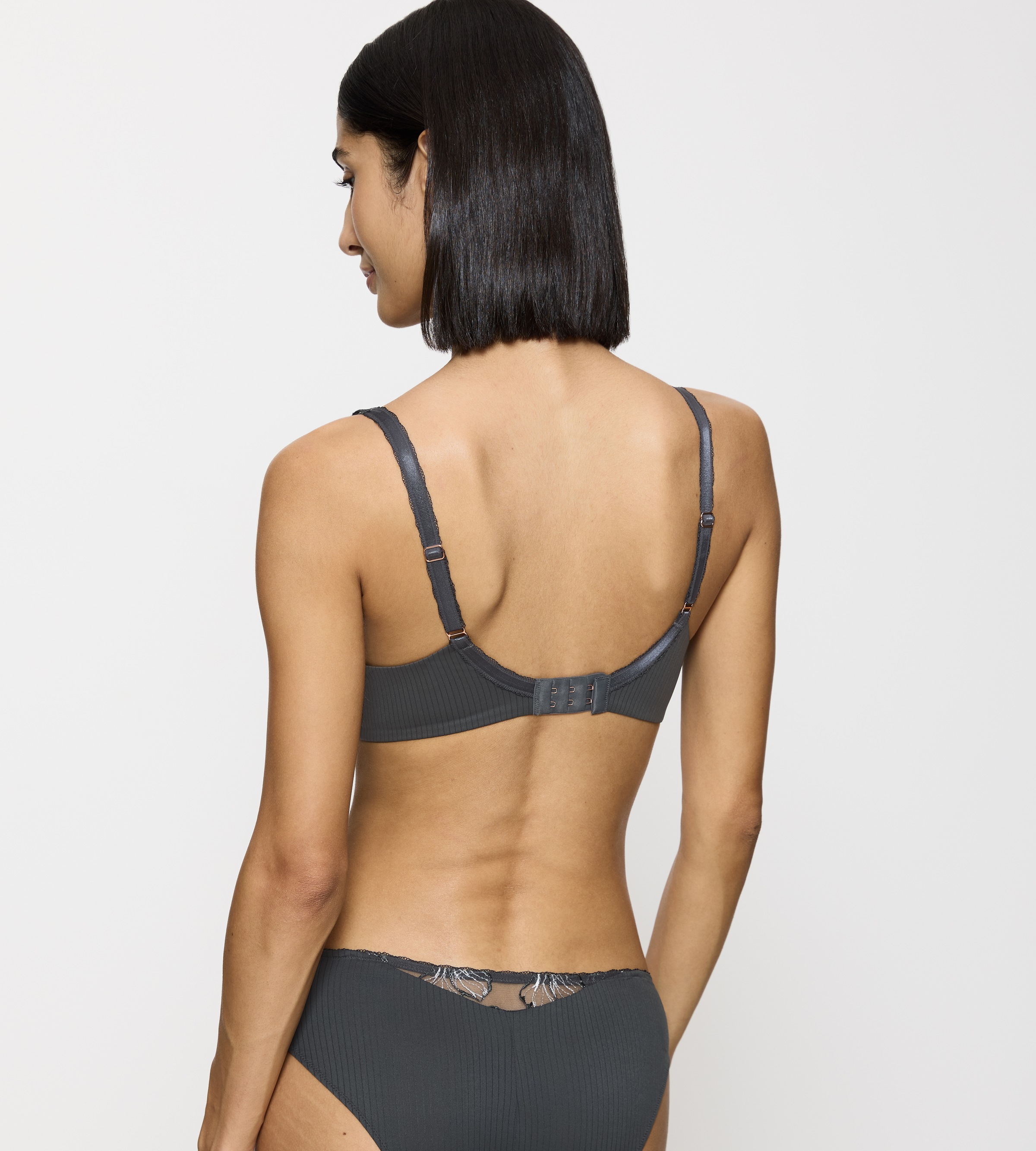 Triumph Halbschalen-BH »Wild Iris Florale«, Spacer-Cups, tiefer Rückenausschnitt, wattiert, feminin