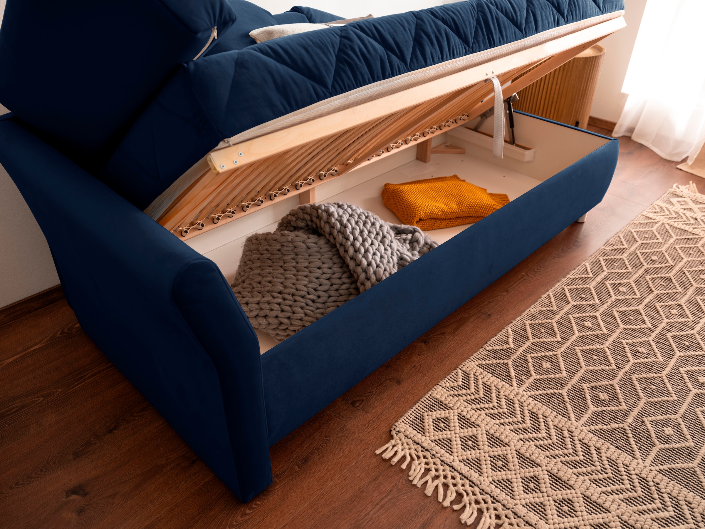 alina Schlafsofa, Bettkasten, Zierkissen-Set aus: 2 Stk. 40x40cm, 1 Stk. 30x30cm