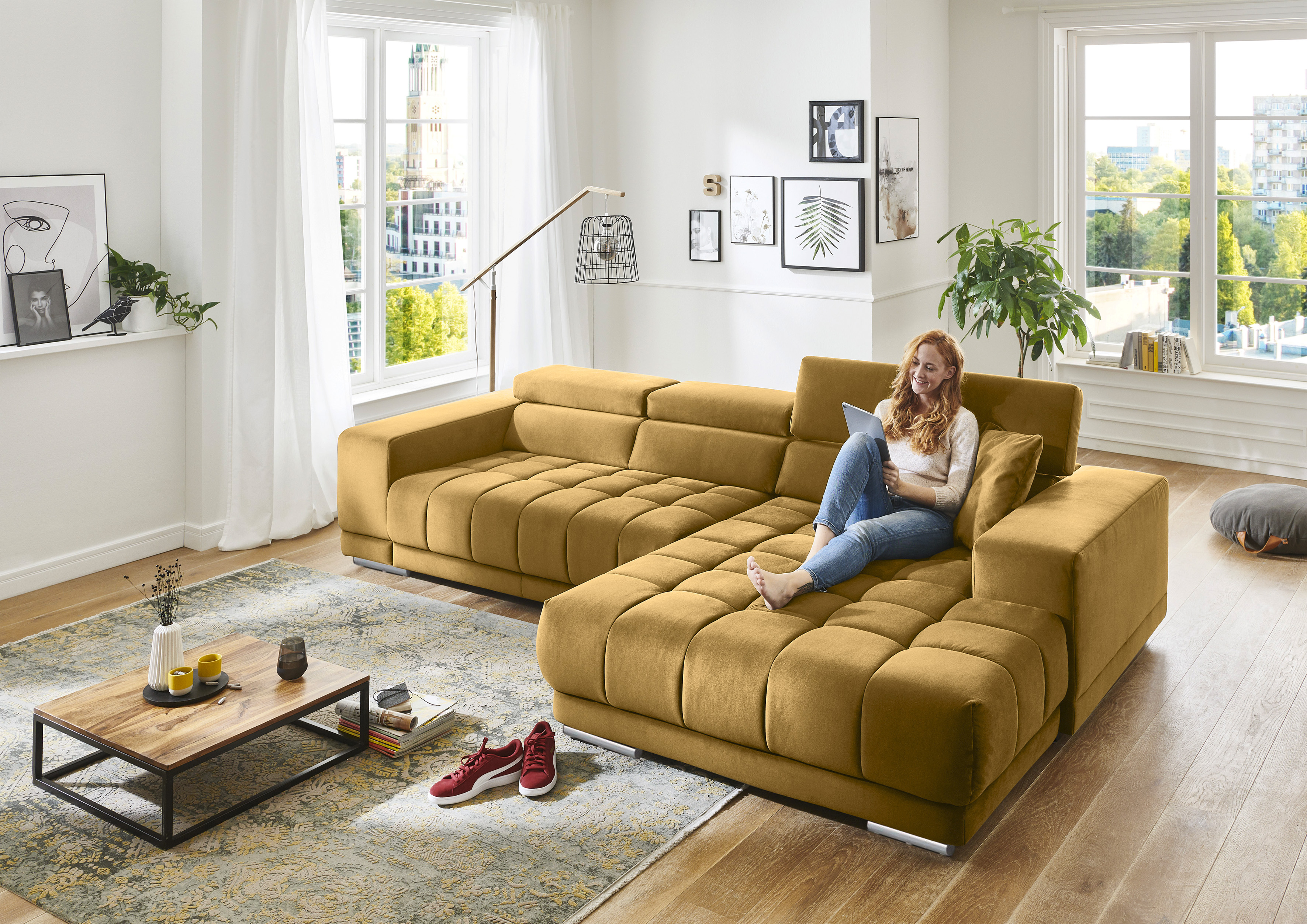 Die PlanBar Ecksofa "MP-IN15053 L-Form extra breiter Schenkel" wahlweise mit Kopfteilverstellung und manueller Vorziehbank