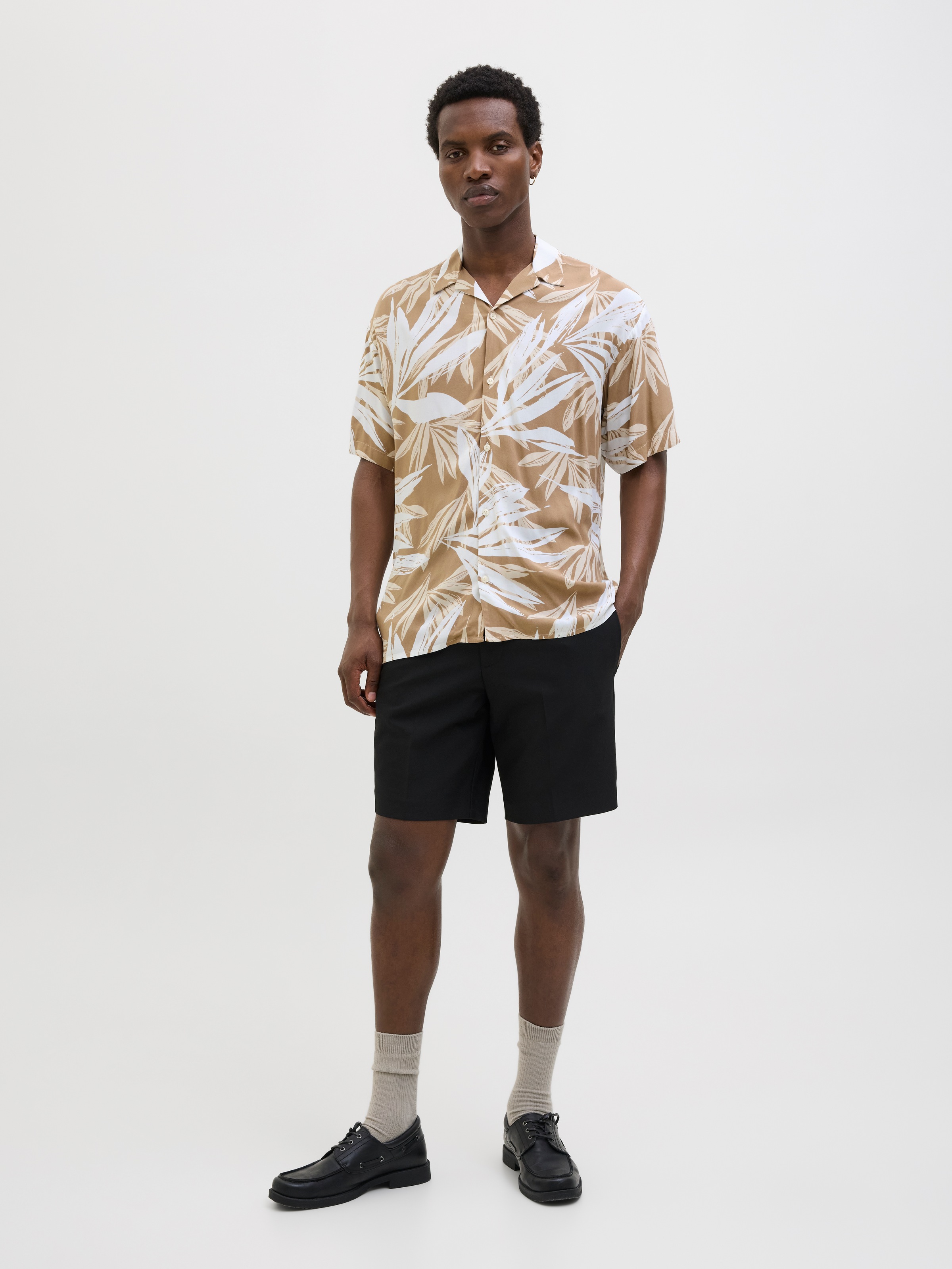 Jack & Jones Kurzarmhemd »JJEJEFF TROPICAL AOP RESORT SHIRT SS SN«, mit All-Over Print