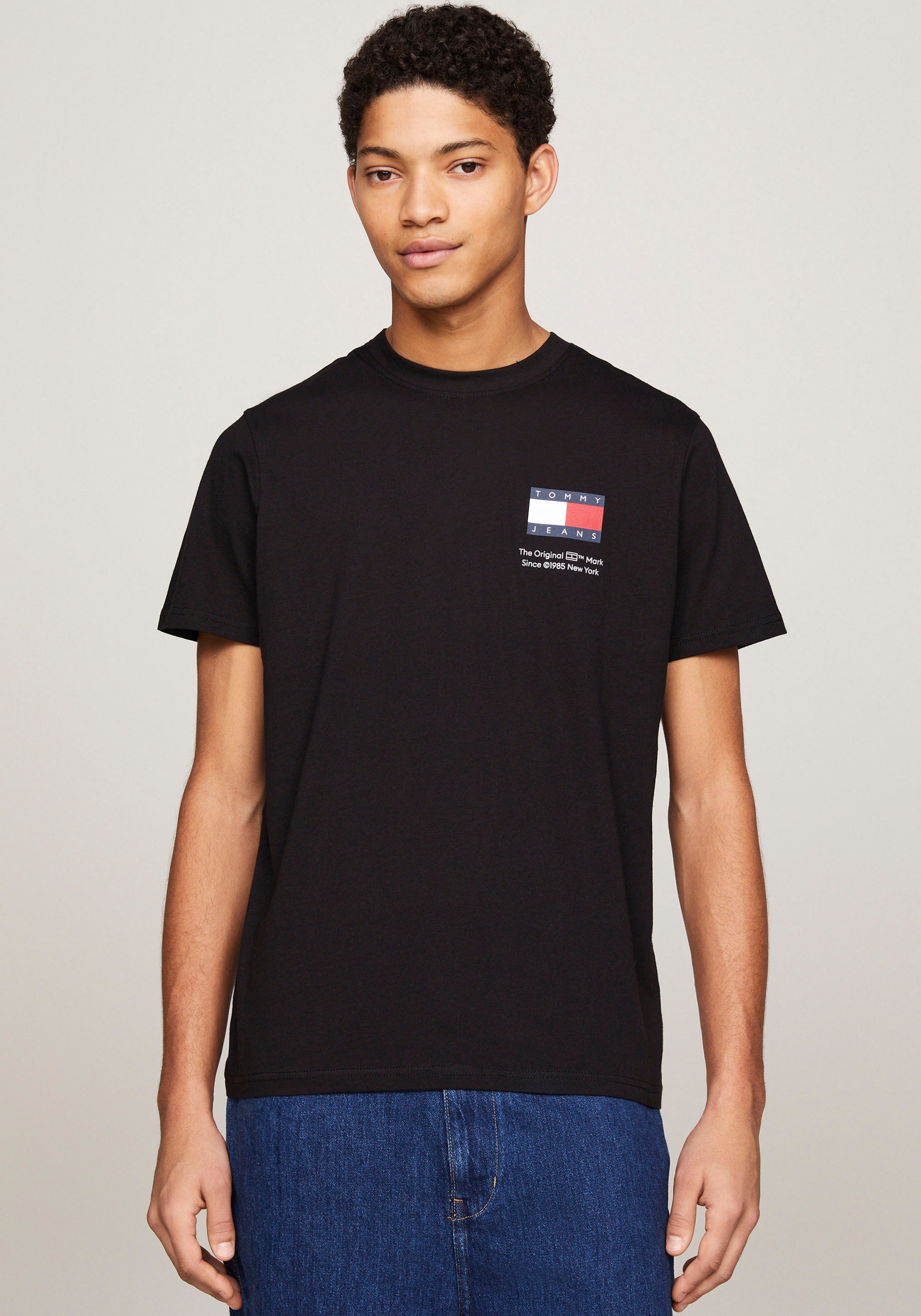 Tommy Jeans T-Shirt »TJM SLIM 2PACK S/S FLAG DNA TEE«, (Packung, 2er), mit großem Logodruck auf der Brust