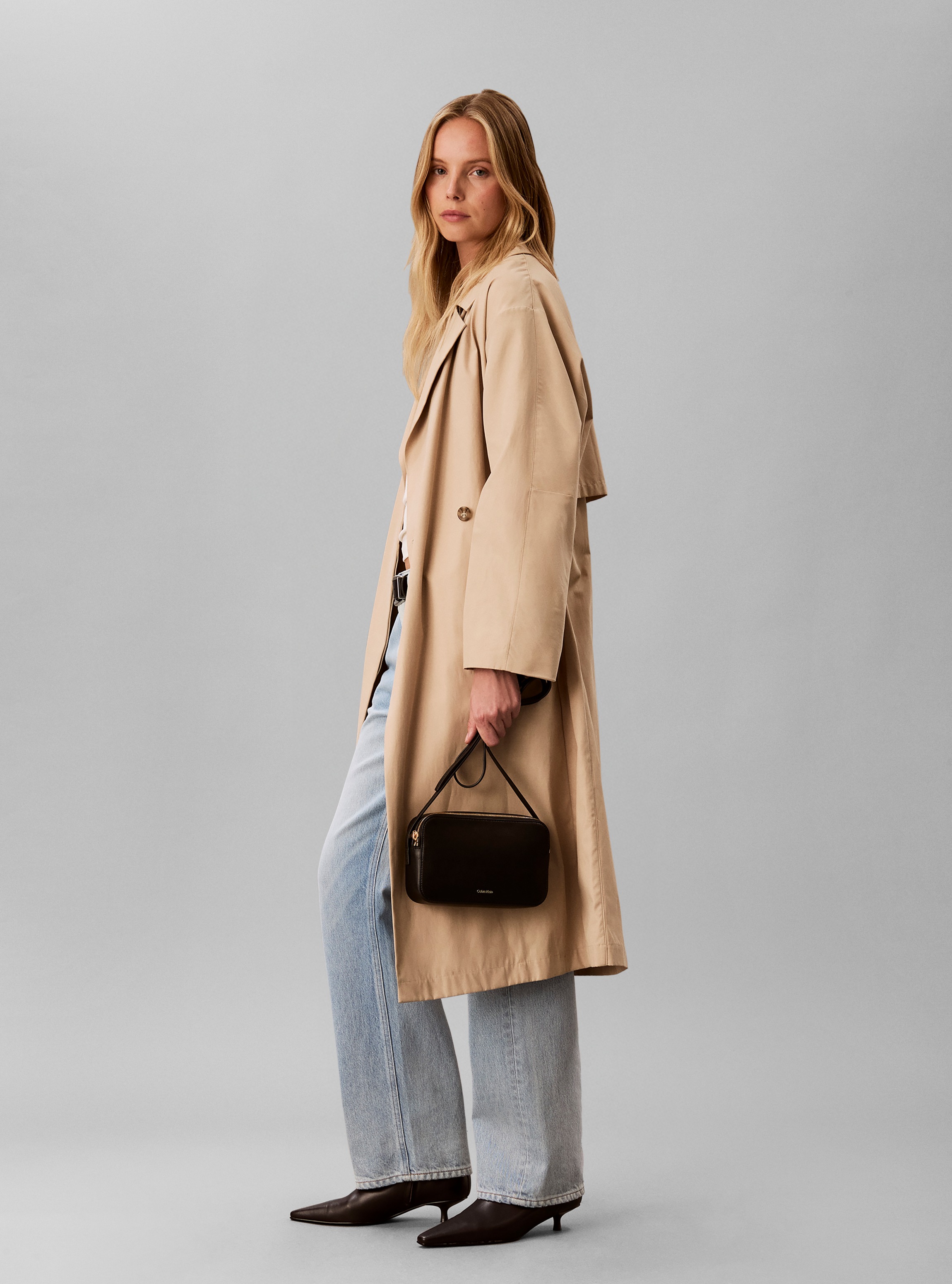 Calvin Klein Umhängetasche »FOIL LOGO ELONGATED CAMERA BAG« Unisex Mini Bag, Schultertasche mit CK-Logo